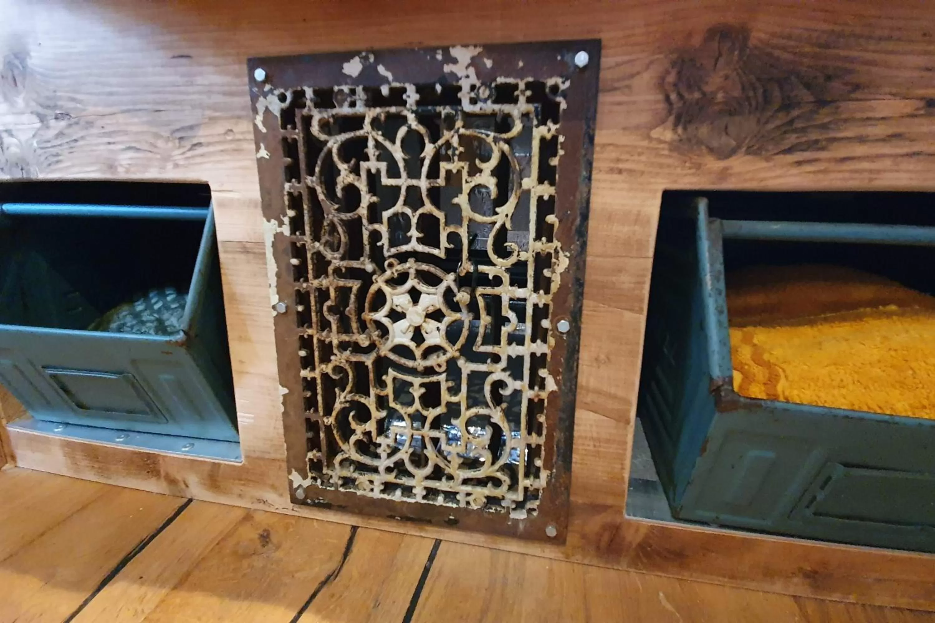 air conditioner, TV/Entertainment Center in AirstreamNB