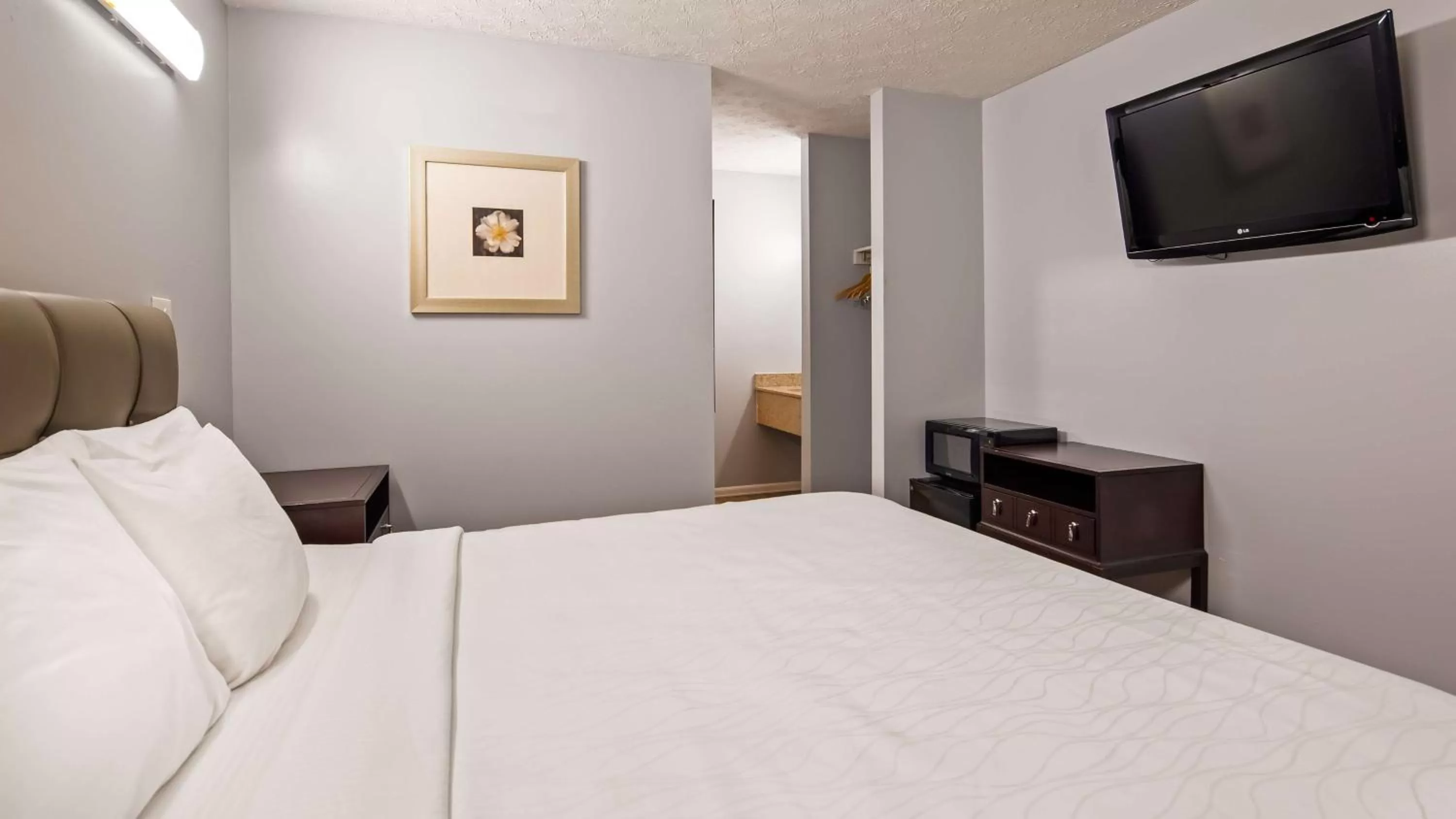 Photo of the whole room, Bed in Apple Valley Inn Pigeon Forge