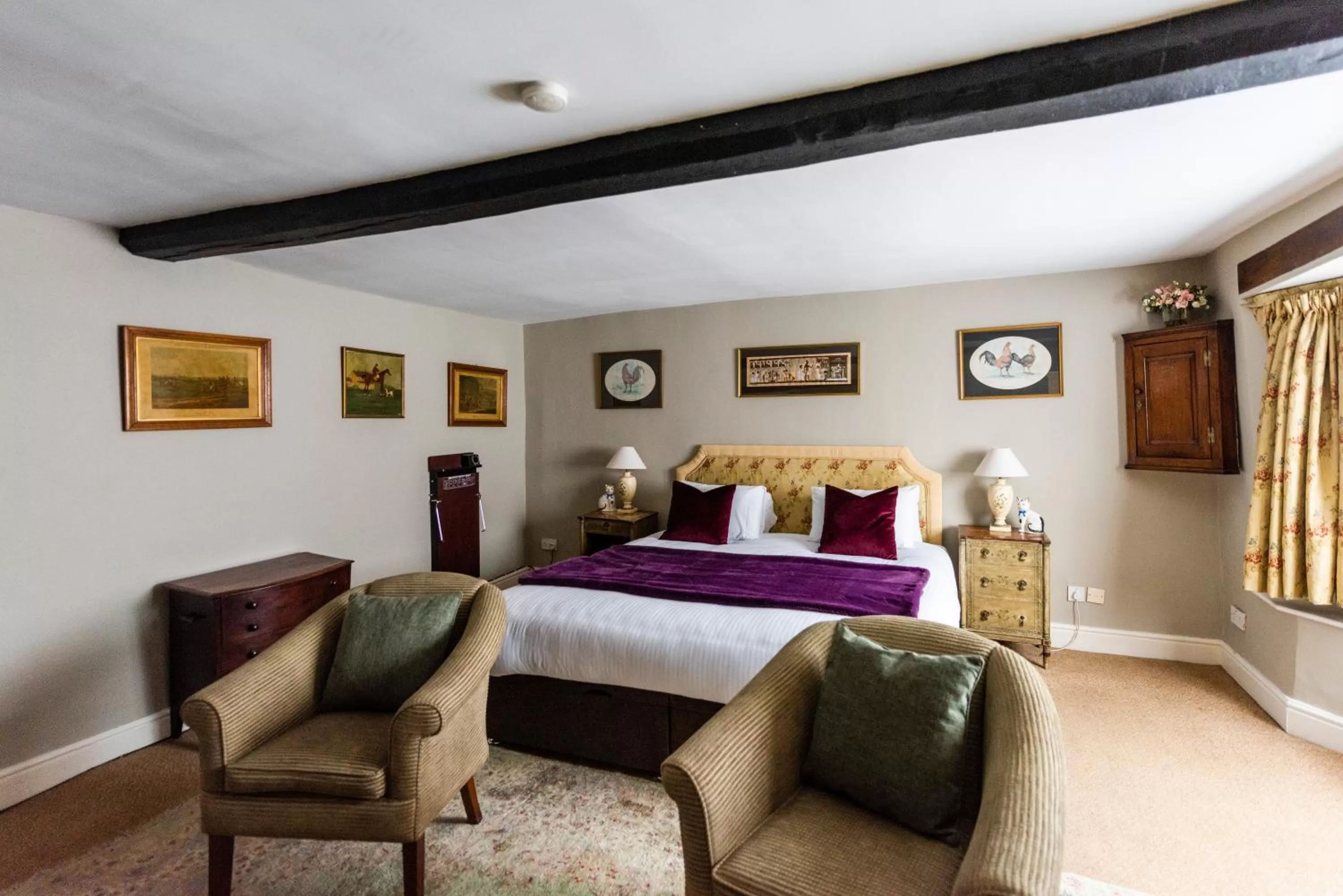 Bed, Seating Area in The Whipper-In Hotel