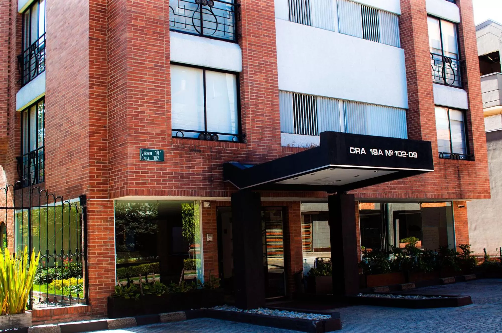 Facade/entrance in Apartaestudios Los Andes