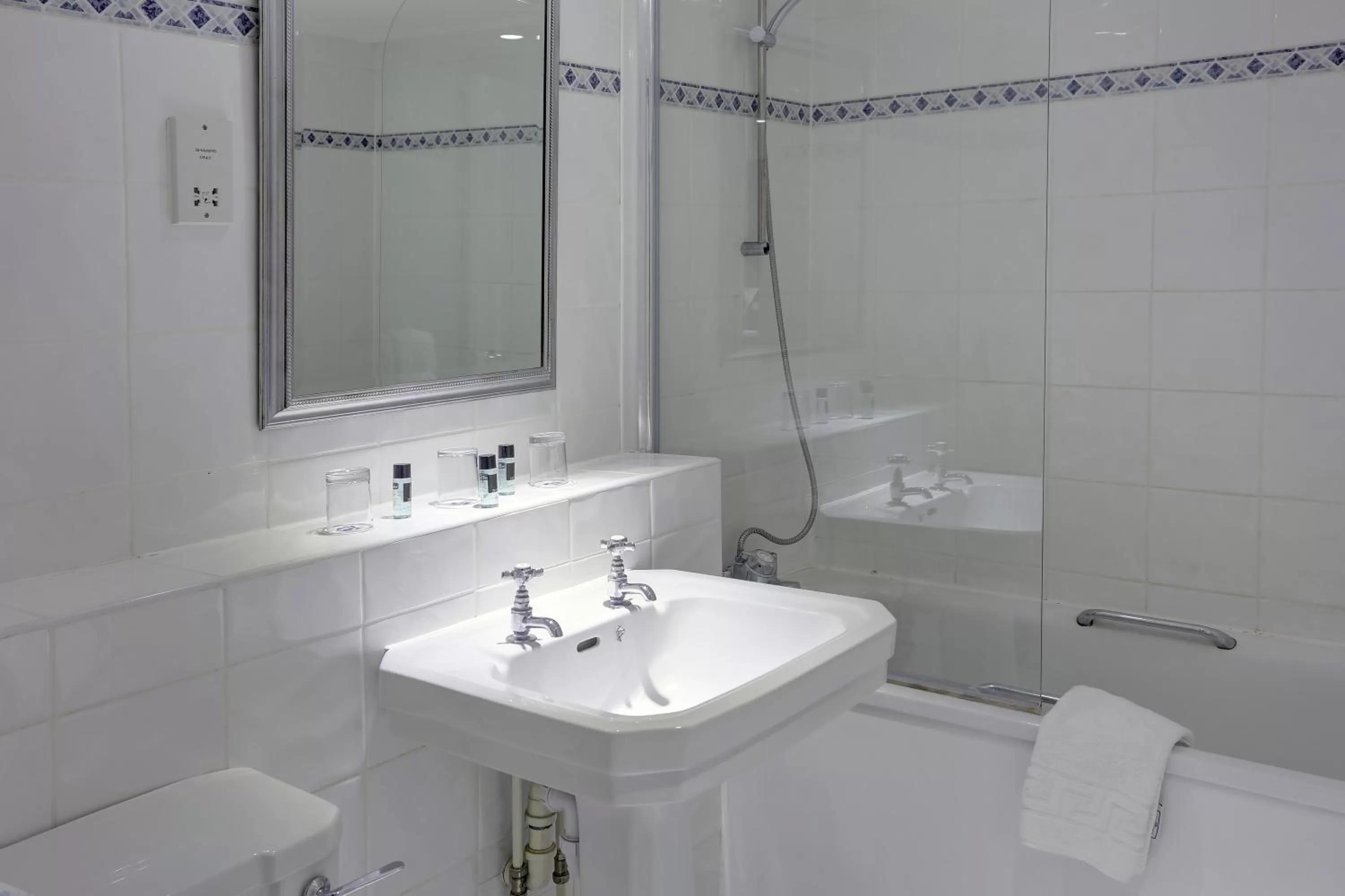 Bathroom in Barons Court Hotel Walsall