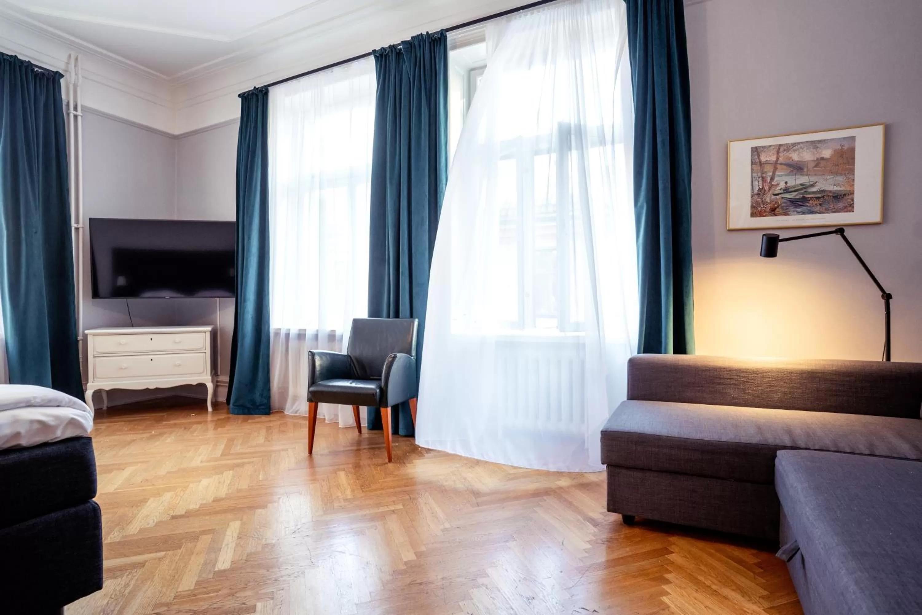 Photo of the whole room, Bed in Queen's Hotel by First Hotels