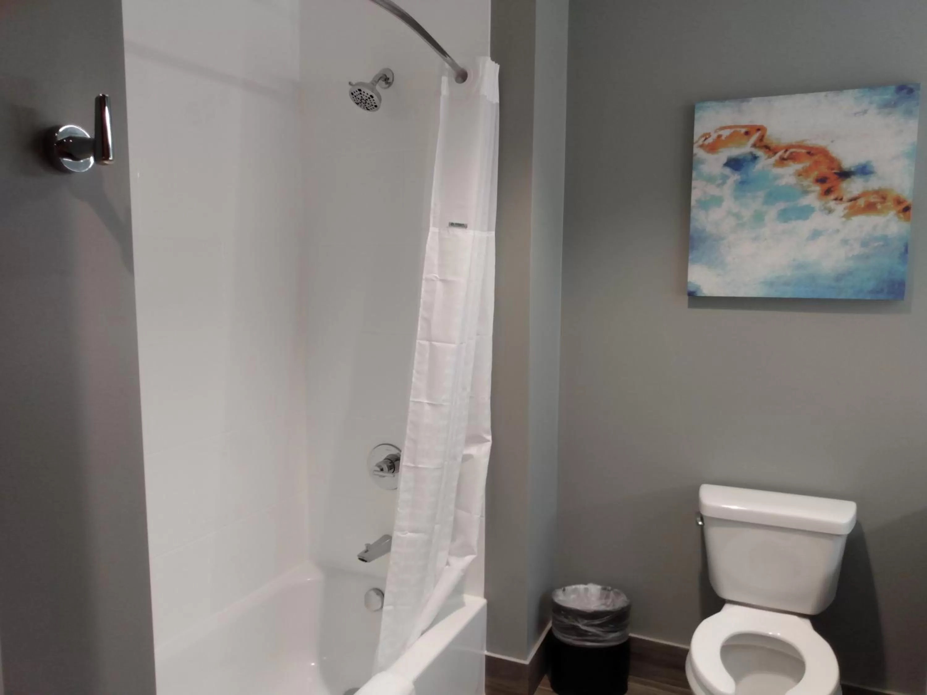 Bath in La Quinta Inn & Suites by Wyndham Bardstown