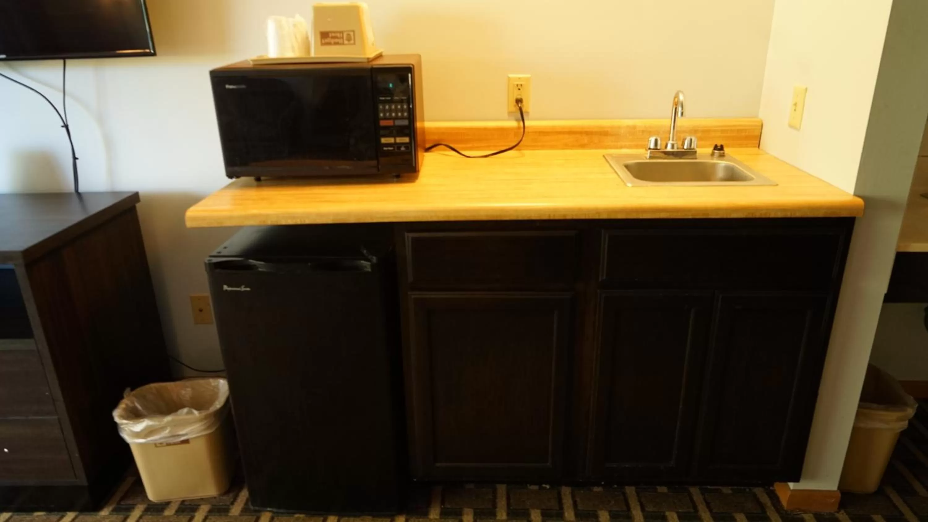 Coffee/tea facilities, Kitchen/Kitchenette in Budget Host Inn Fridley