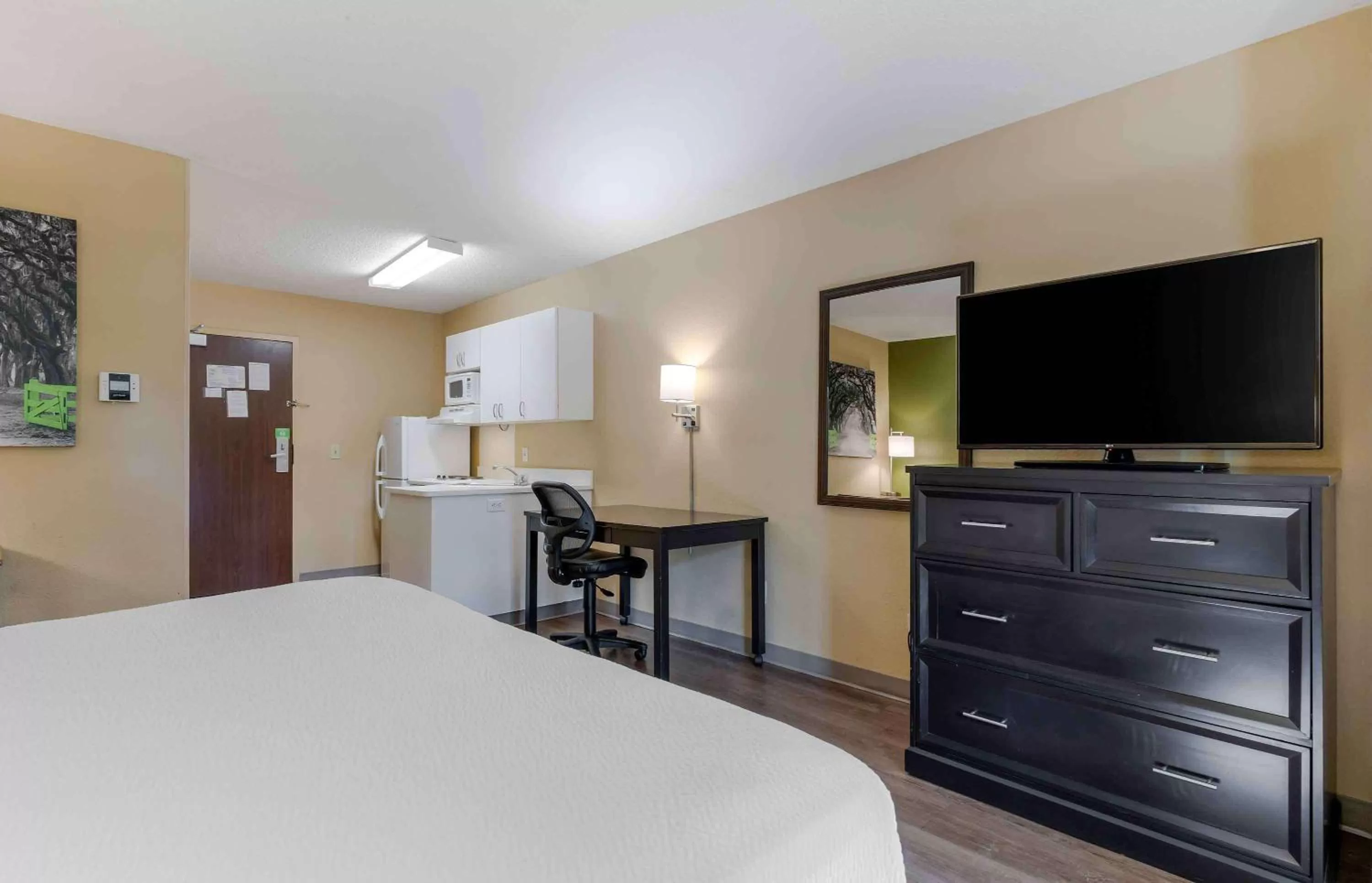 Bedroom, Bed in Extended Stay America Select Suites - Chicago - Naperville - West