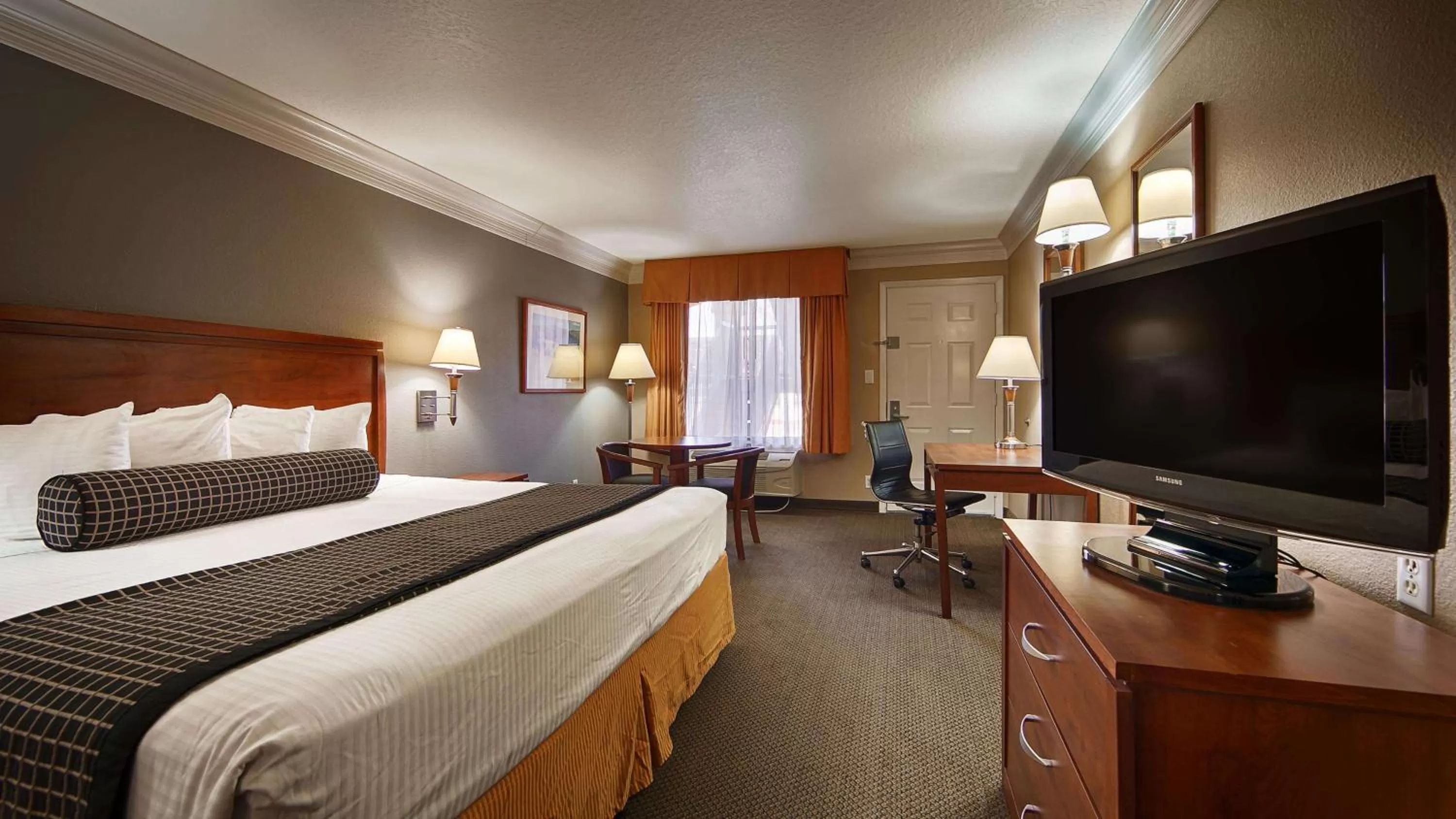 King Suite with Sofa Bed - Non-Smoking in Best Western Angleton Inn