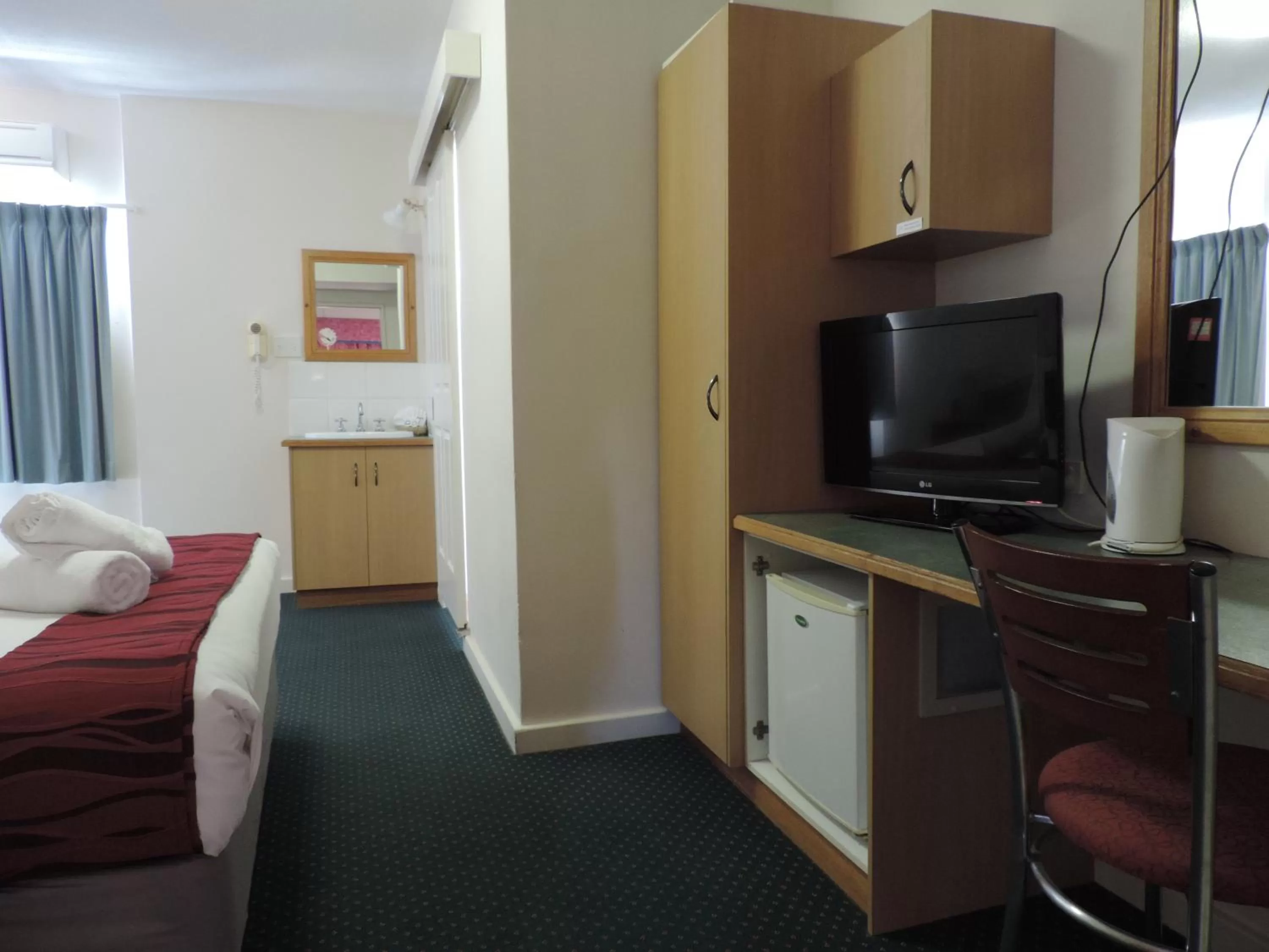 Standard Double Room with Private Bathroom in O'Shea's Royal Hotel