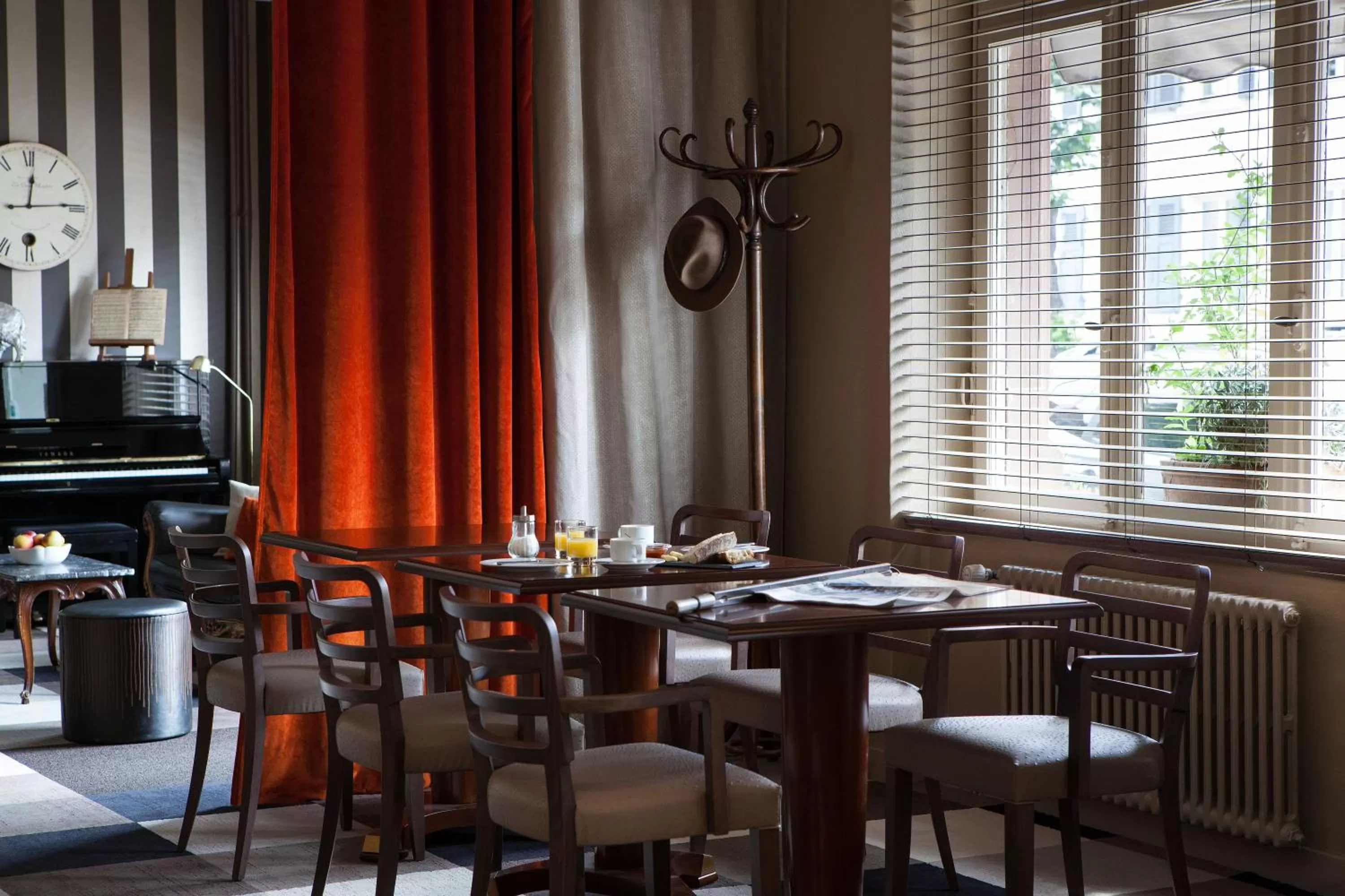 Lounge or bar in Logis Hôtel Beauséjour Colmar