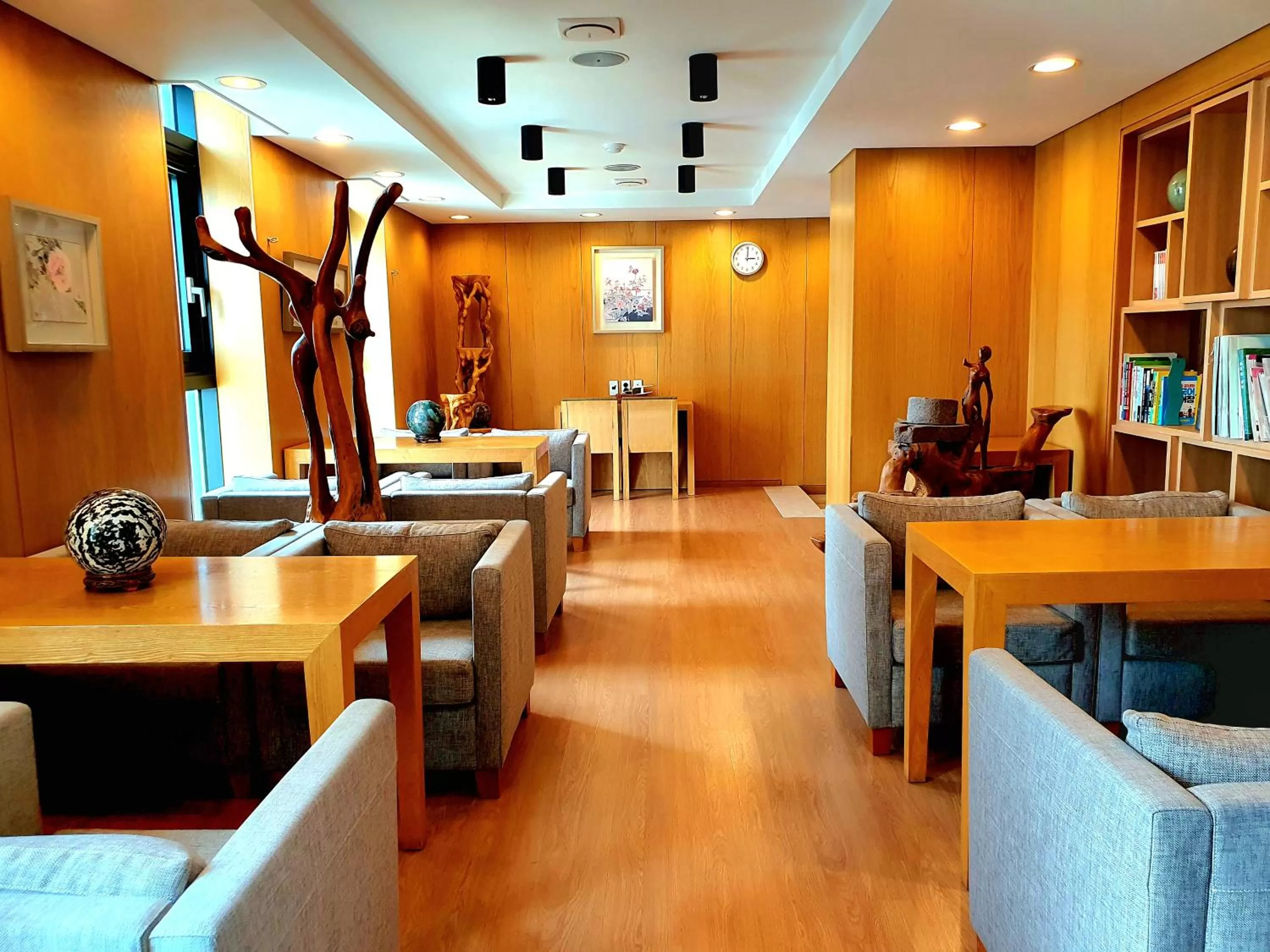 Communal lounge/ TV room in Rian Hotel