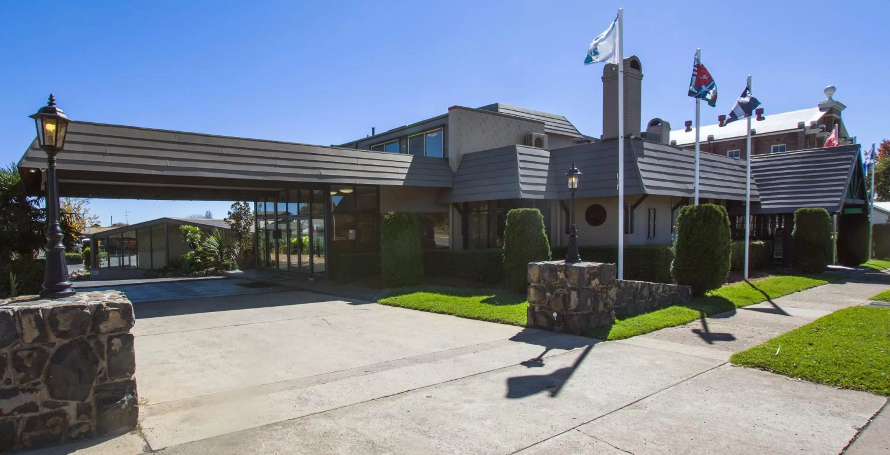 Facade/entrance in New England Motor Lodge