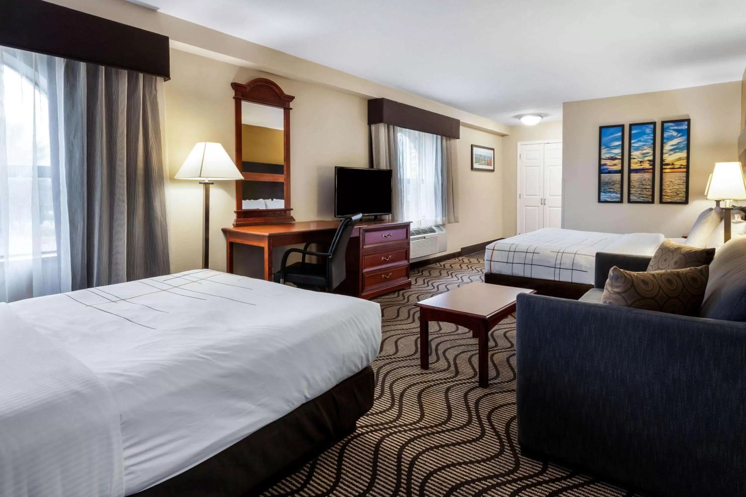 Photo of the whole room, Bed in La Quinta Inn by Wyndham Sandusky near Cedar Point
