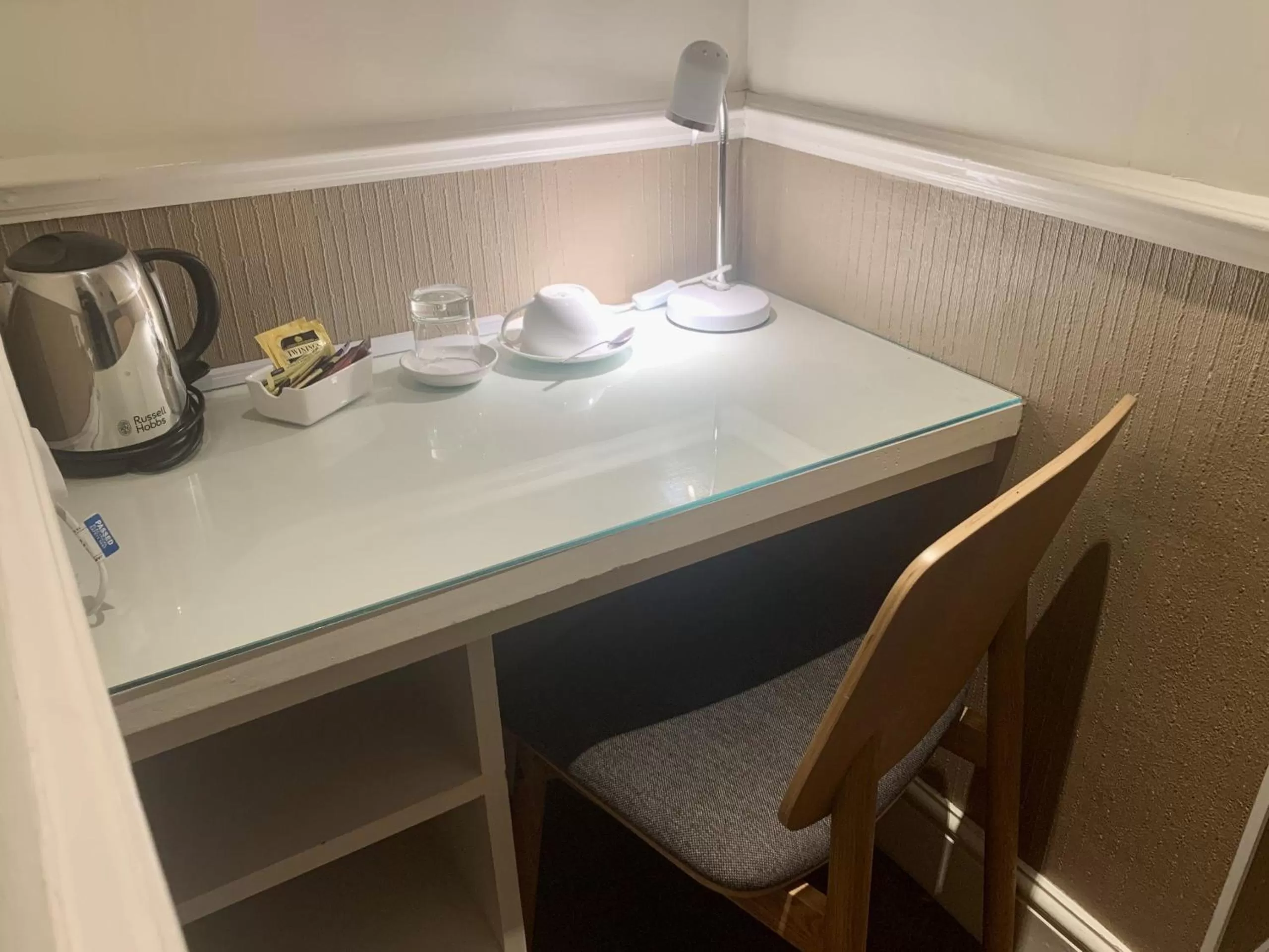 Bedroom, Kitchen/Kitchenette in 100 Banbury Road Oxford - formerly Parklands