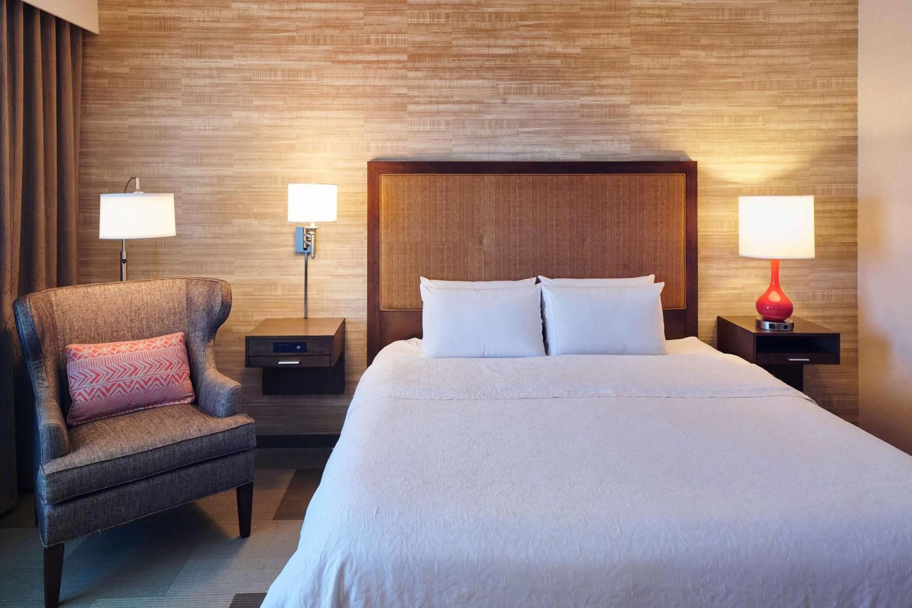 Bed in Hampton Inn & Suites Oahu Kapolei - FREE Parking - No Resort Fee