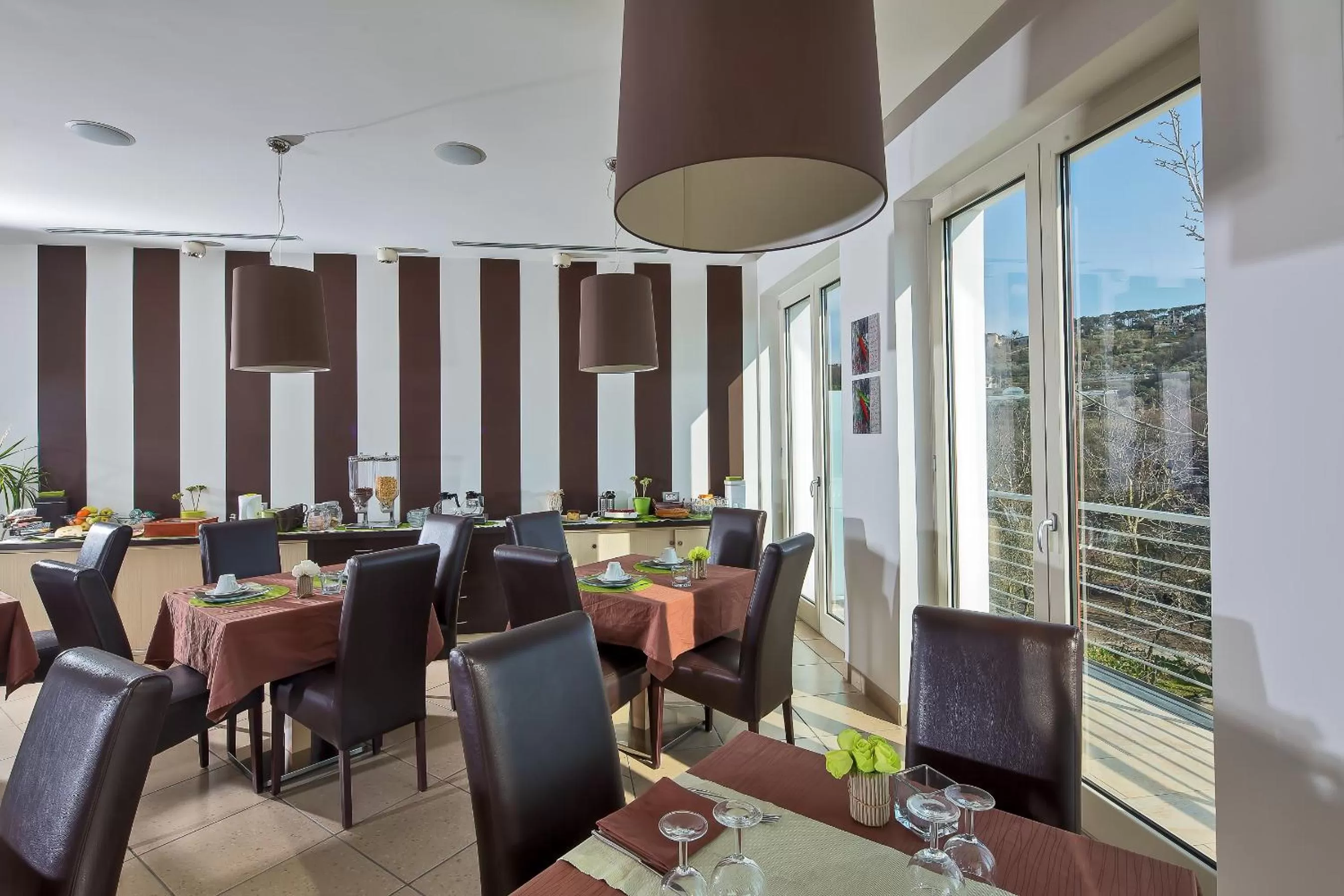 Restaurant/places to eat in De Maria House