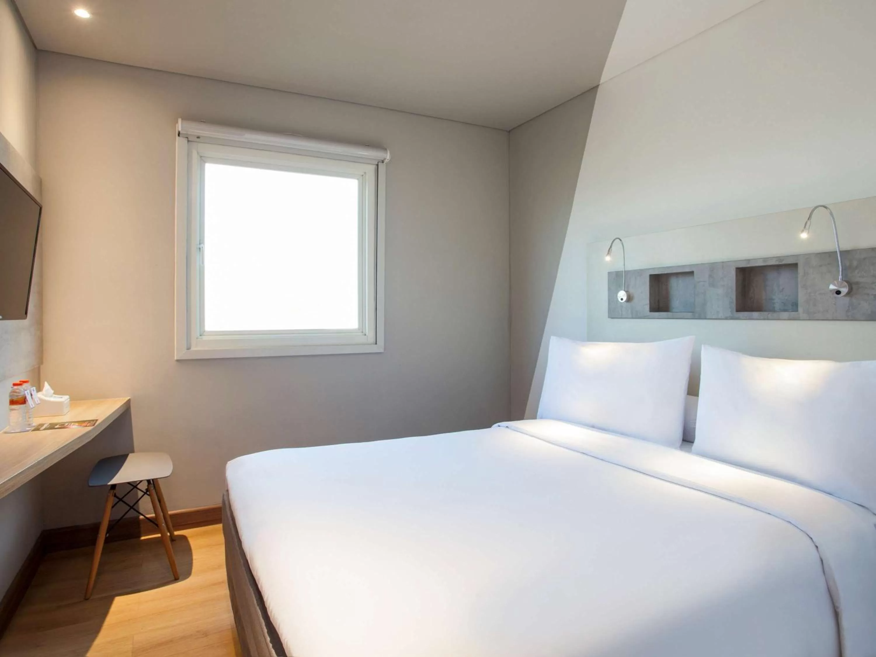 Standard Queen Room in ibis budget Surabaya Diponegoro