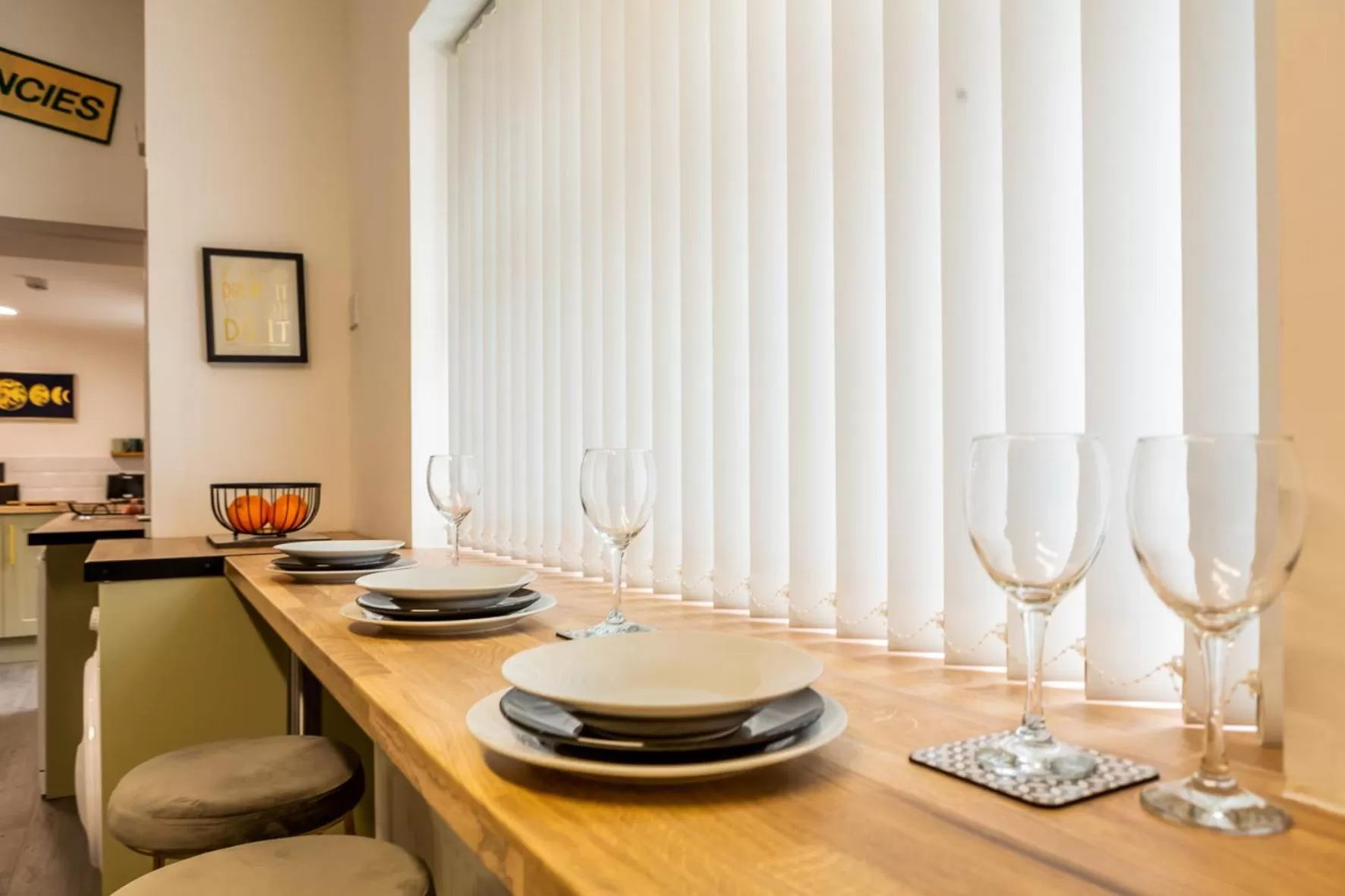 Dining Area in Comfy-Stays - Lower Ocean Road