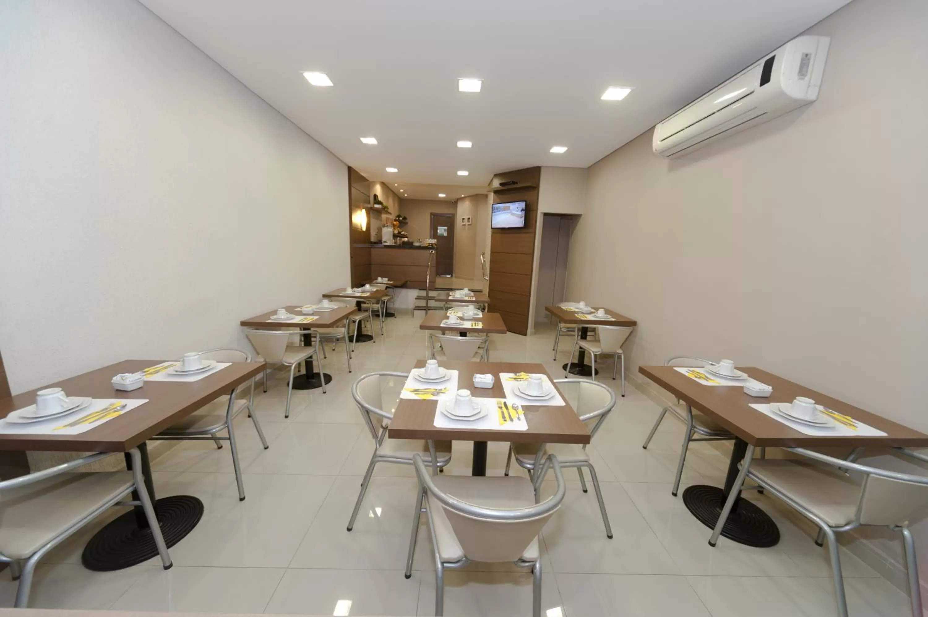 Restaurant/places to eat in Hotel Sol By MRHotelaria