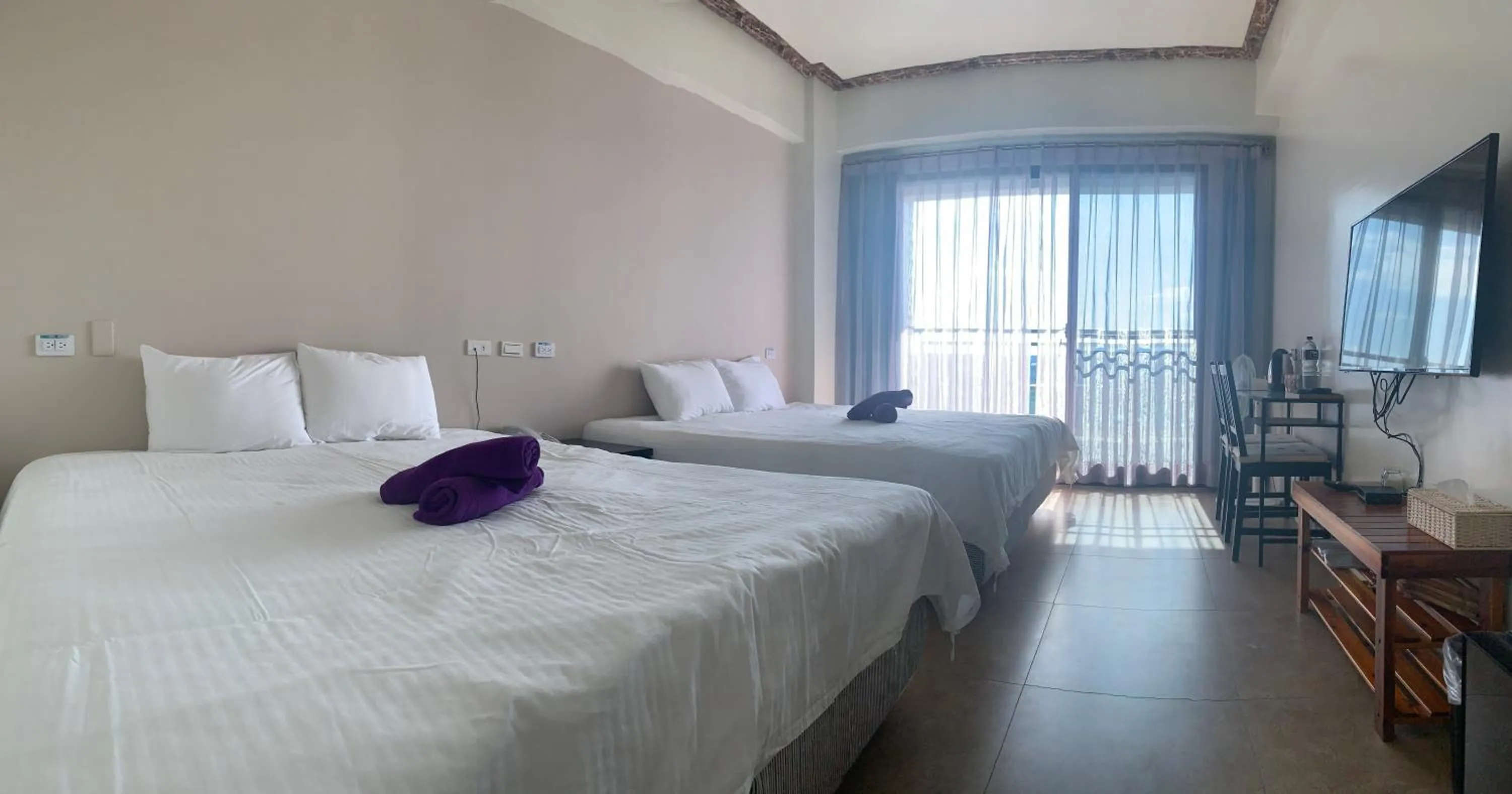 Photo of the whole room, Bed in 墾丁秋莊會館 附限量停車位 不保證有位置 無法事先預留 背包房無車位 預訂後記得加Line聯繫