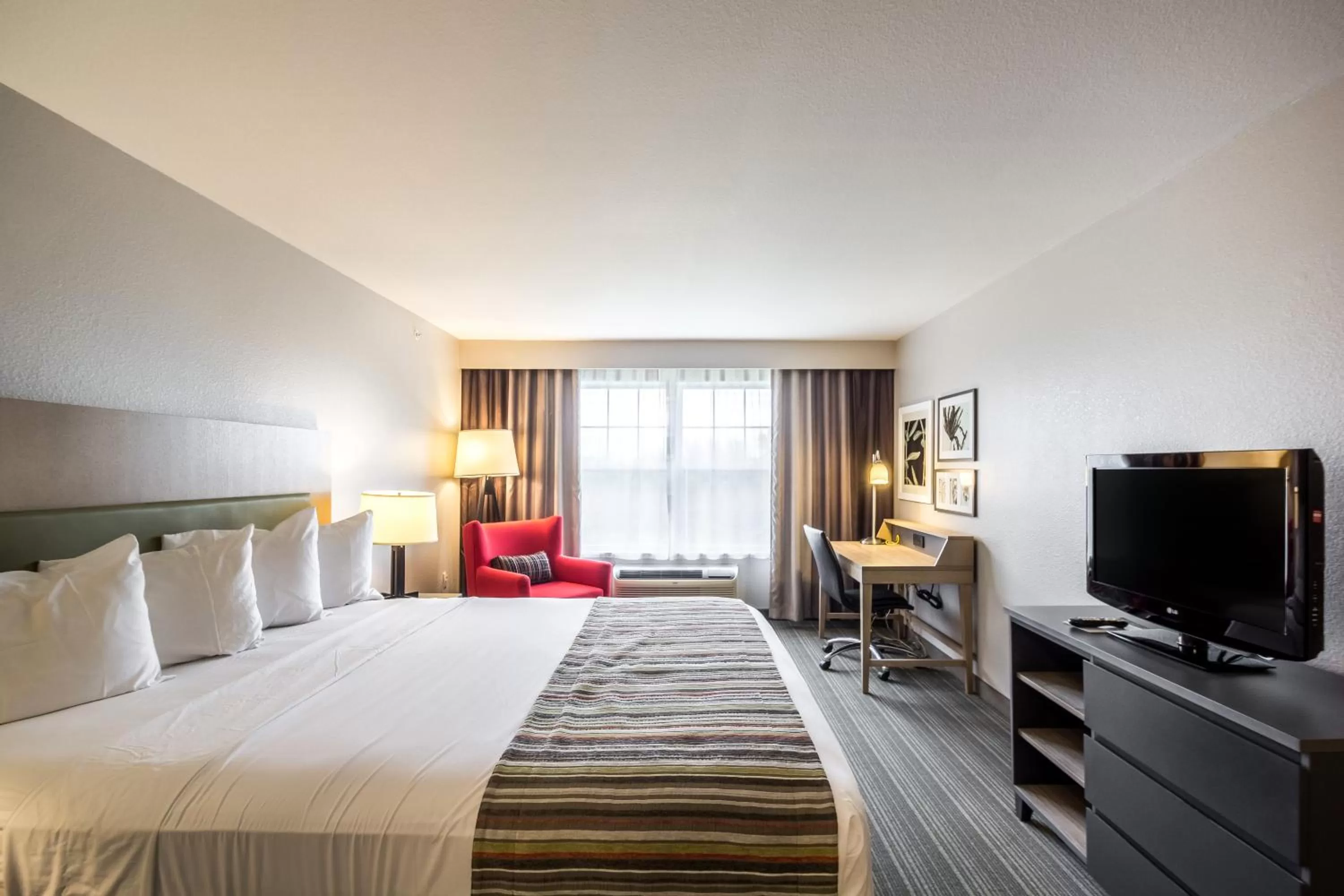 Seating area, Bed in Country Inn & Suites by Radisson, Fond du Lac, WI