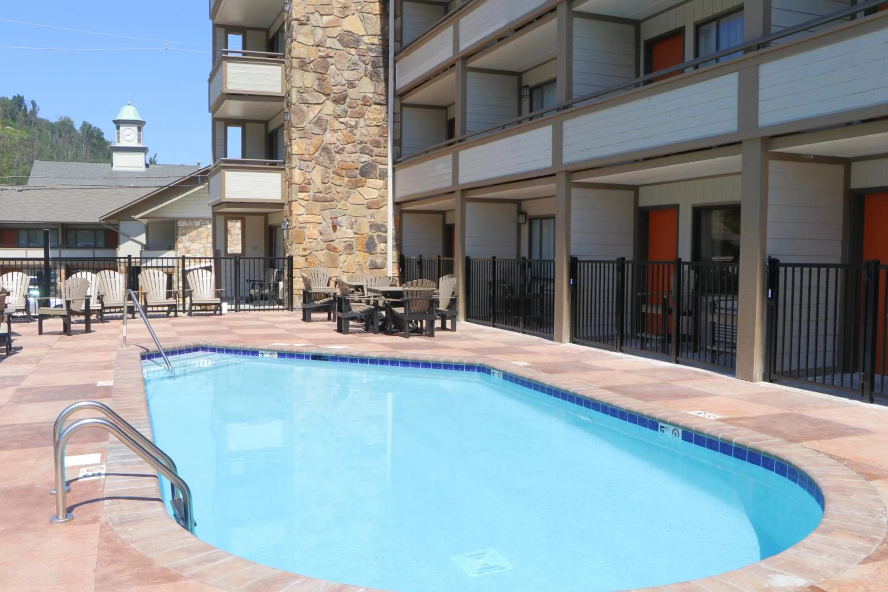 Swimming pool in Howard Johnson by Wyndham Downtown Gatlinburg
