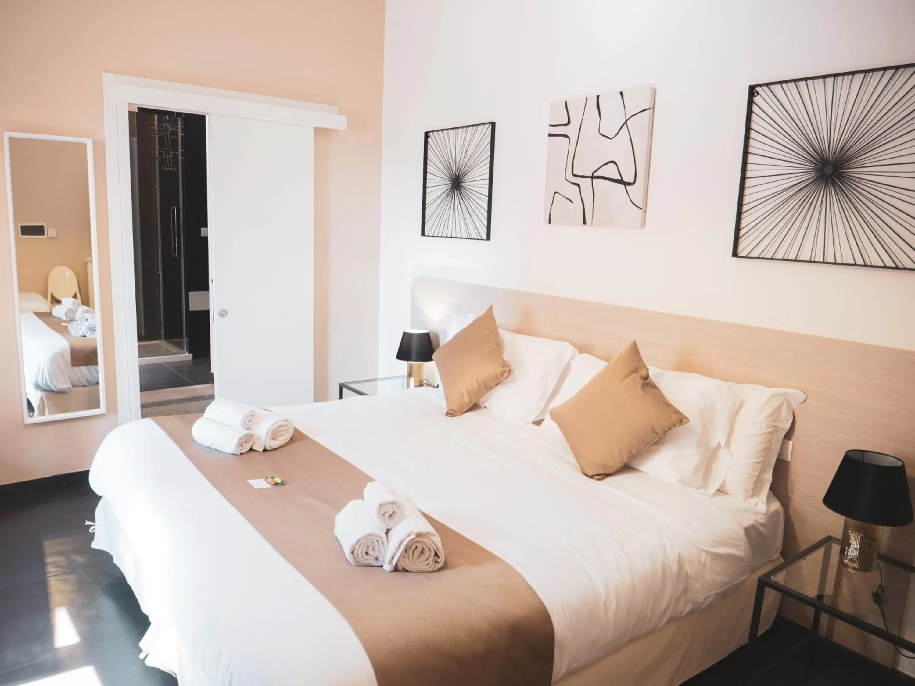 Photo of the whole room, Bed in DhOME B&B