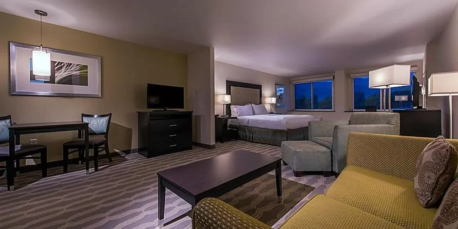 Living room, Bed in Holiday Inn Express & Suites Colorado Springs Central by IHG