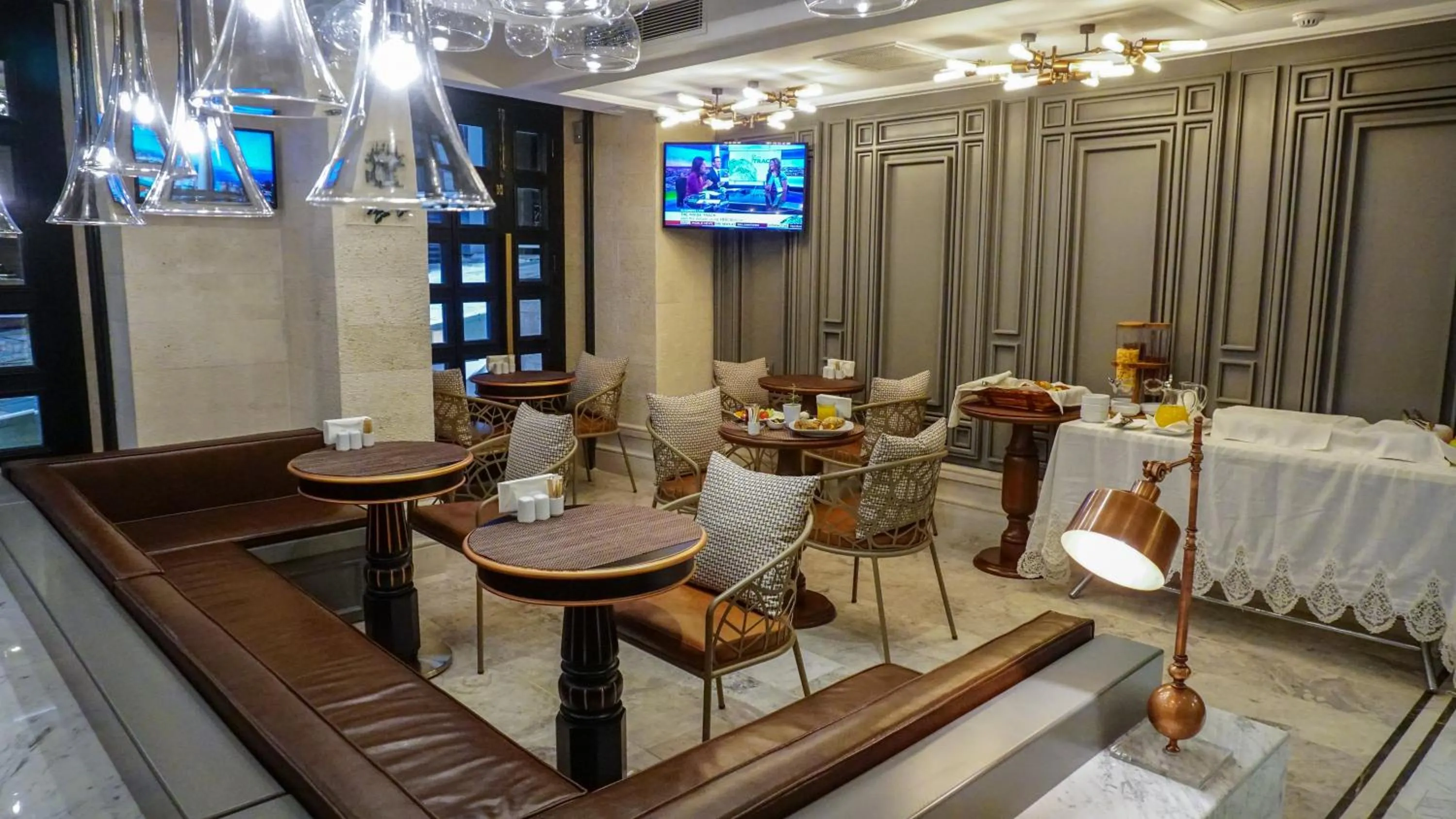 Breakfast in Maroon Tomtom