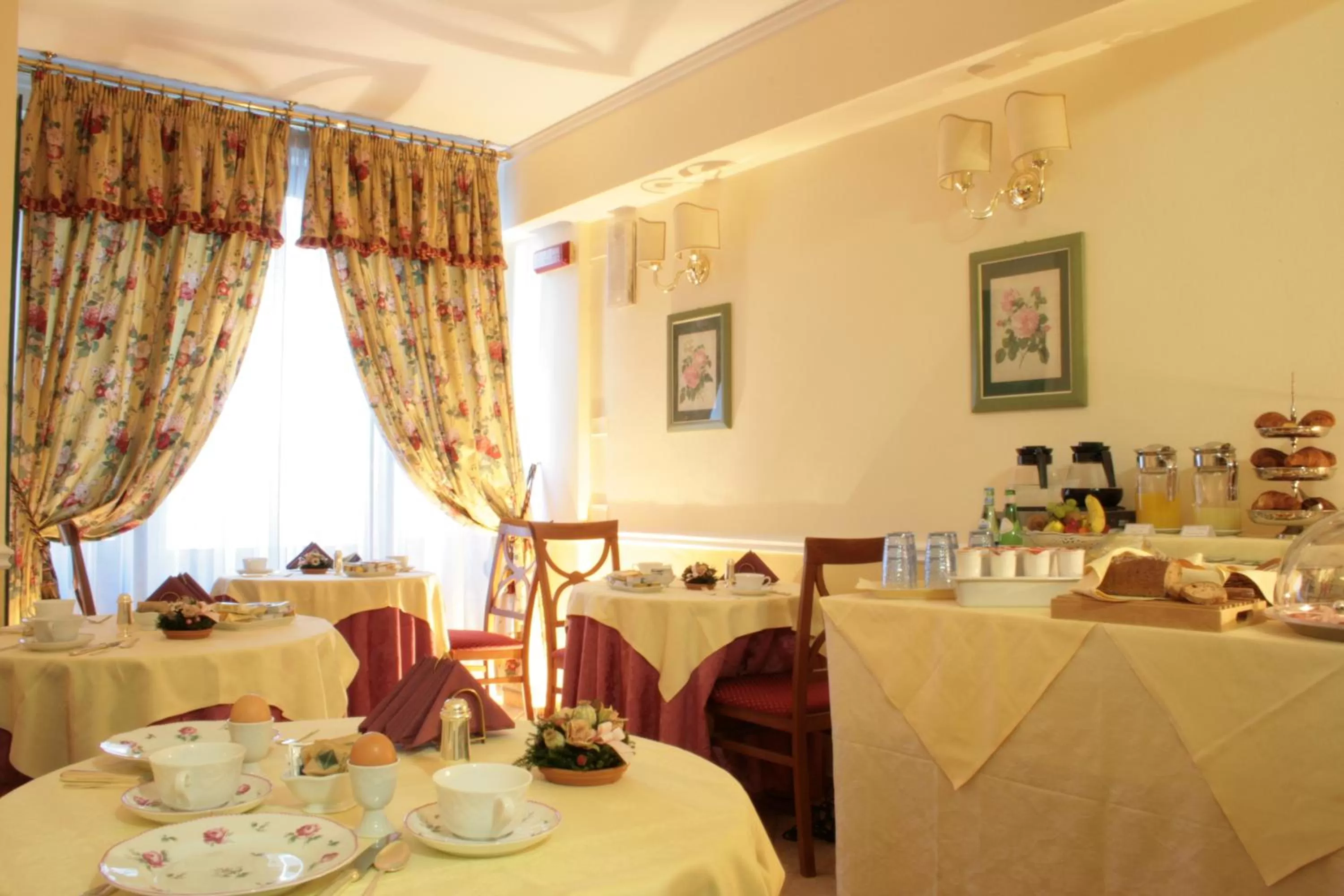 Restaurant/places to eat in Hotel Rosary Garden