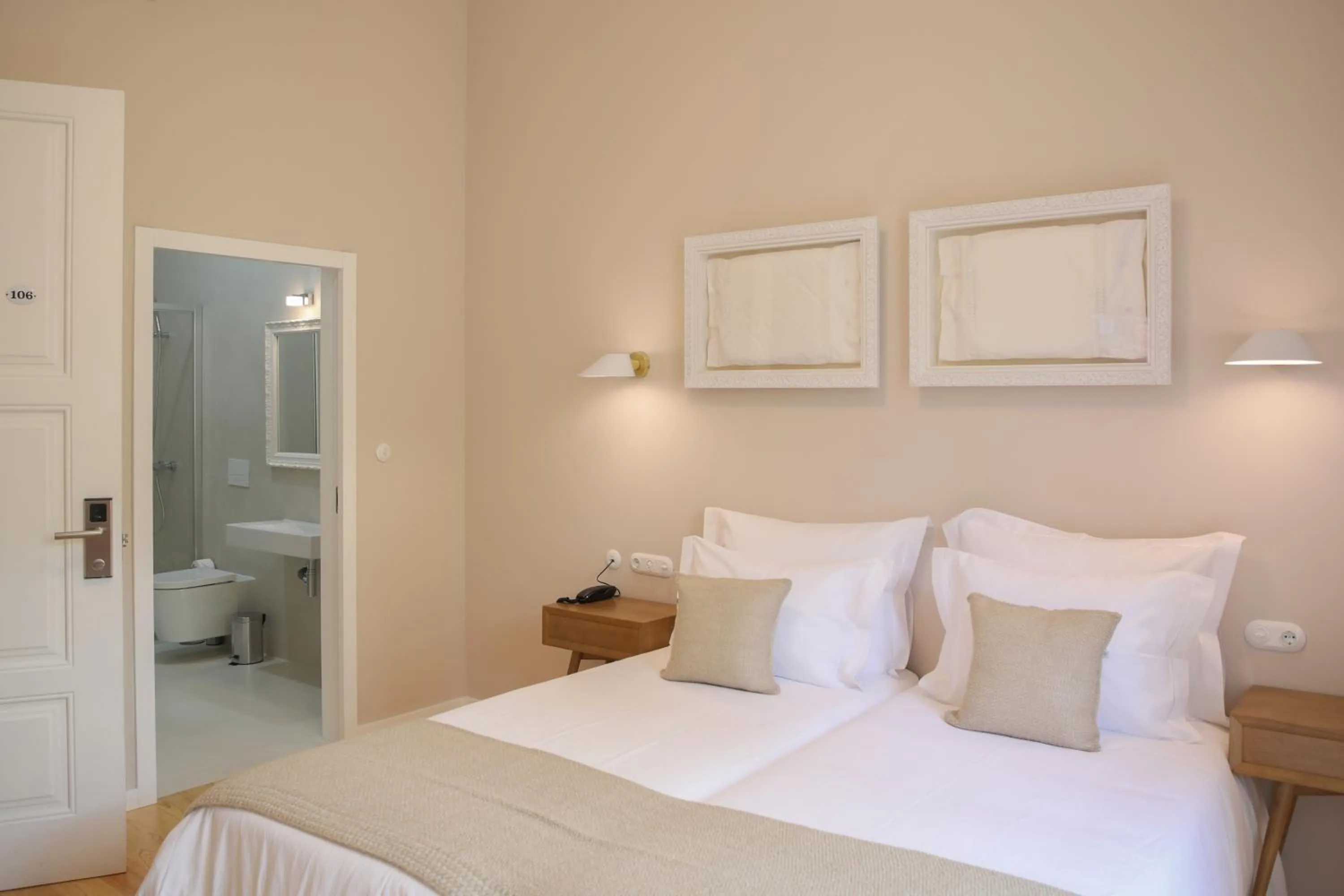 Shower, Bed in Original Douro Hotel