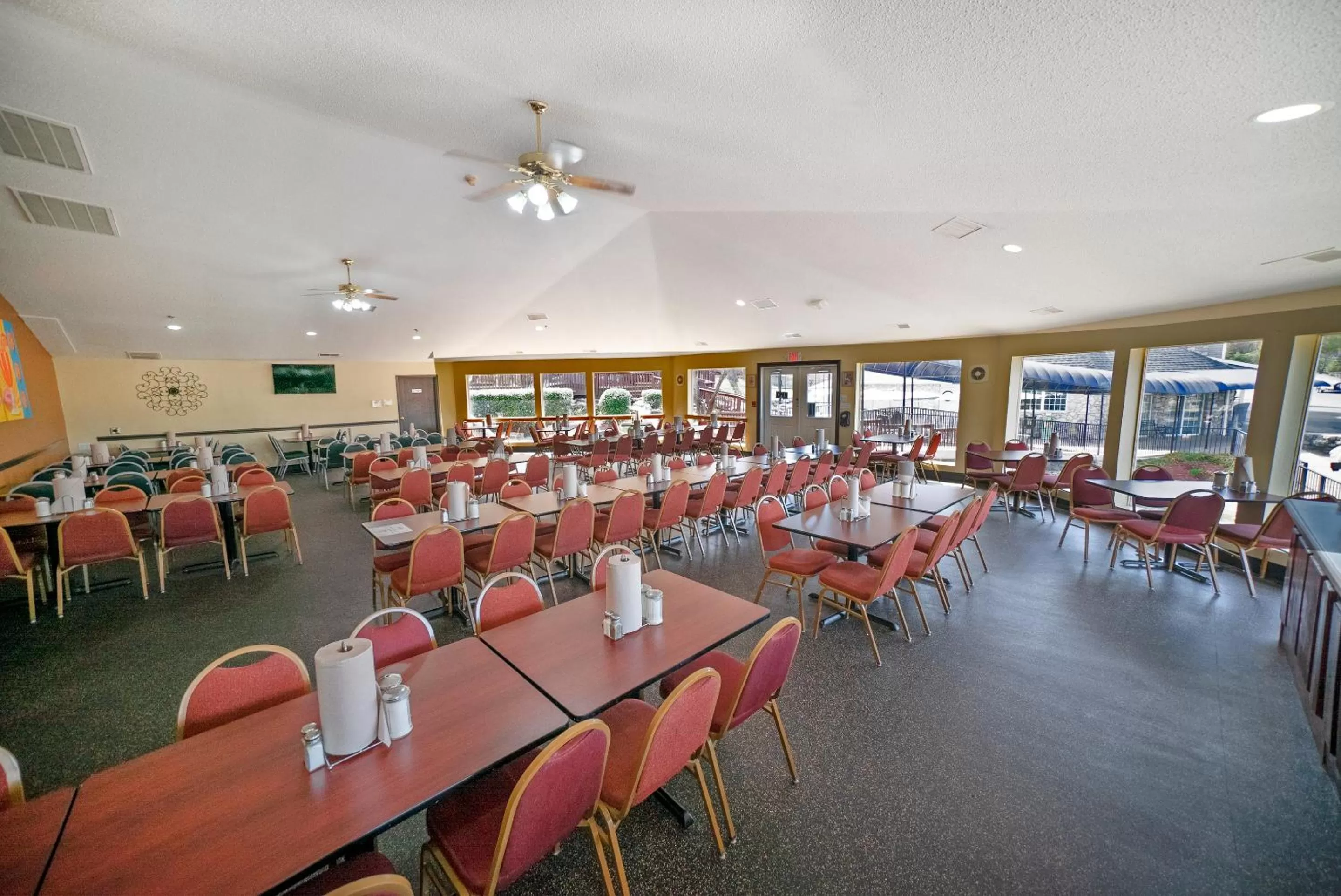 Restaurant/places to eat in The Stone Castle Hotel & Conference Center