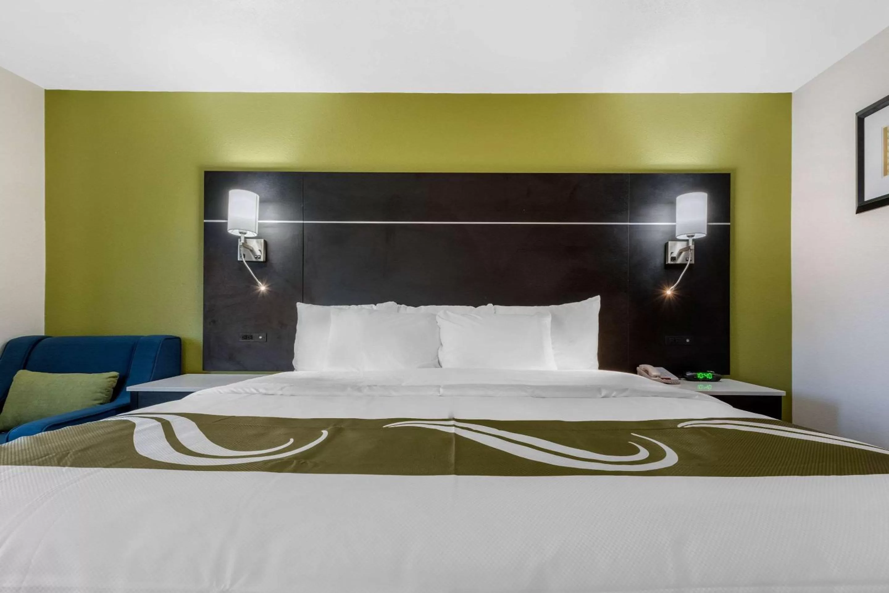 Photo of the whole room, Bed in Quality Inn