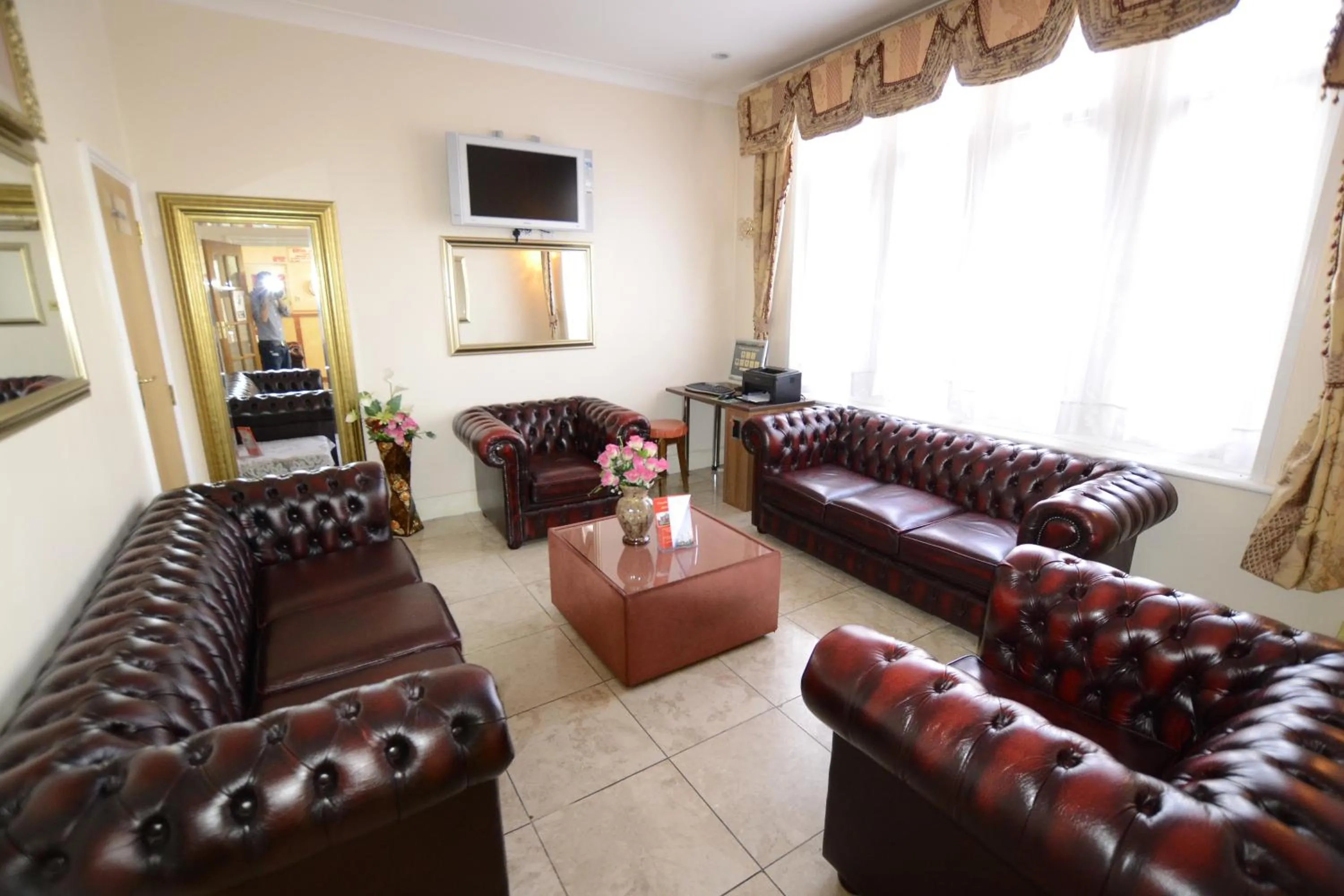 Communal lounge/ TV room in Cranbrook Hotel