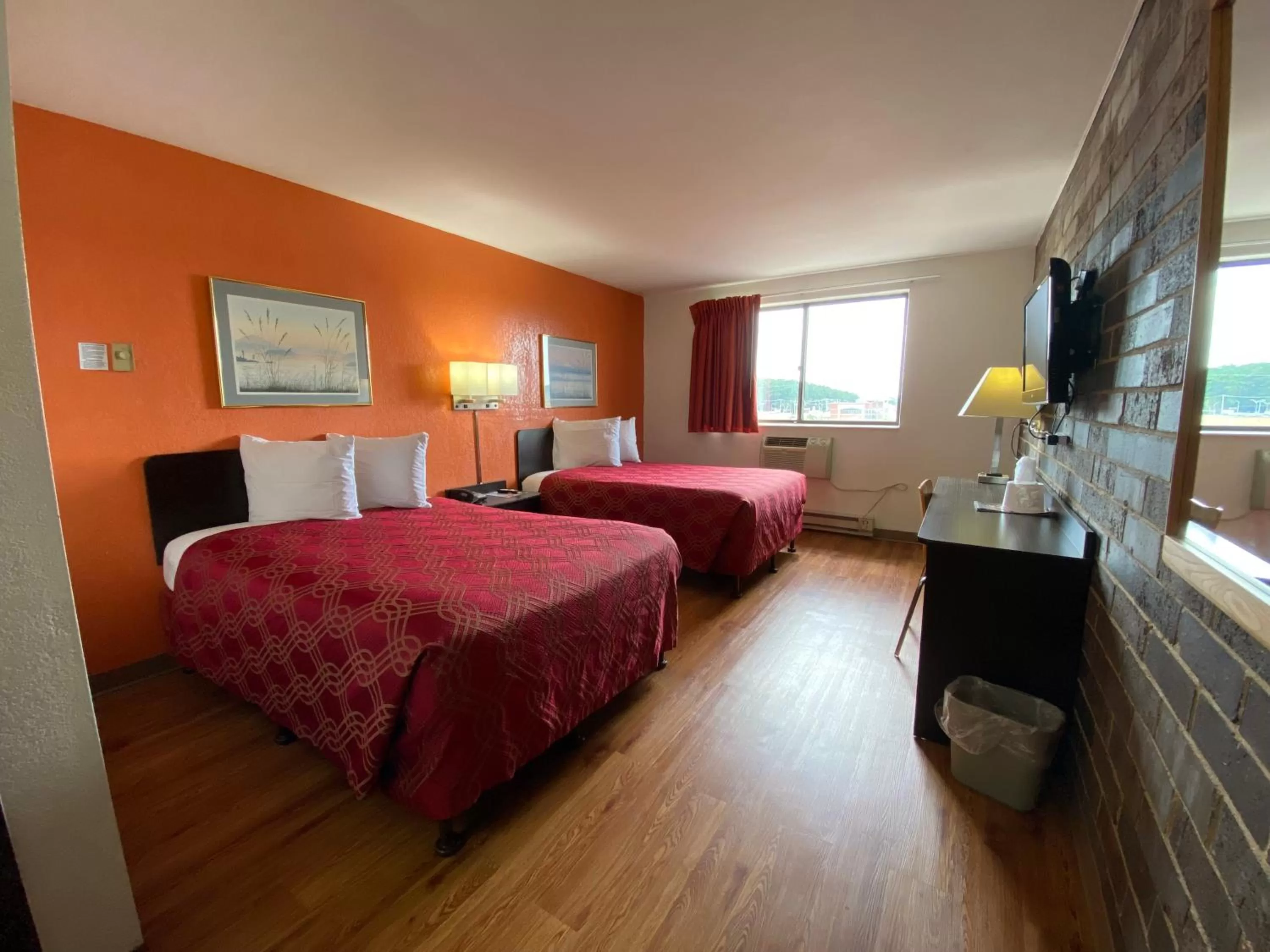 Photo of the whole room, Bed in Reliance Inn