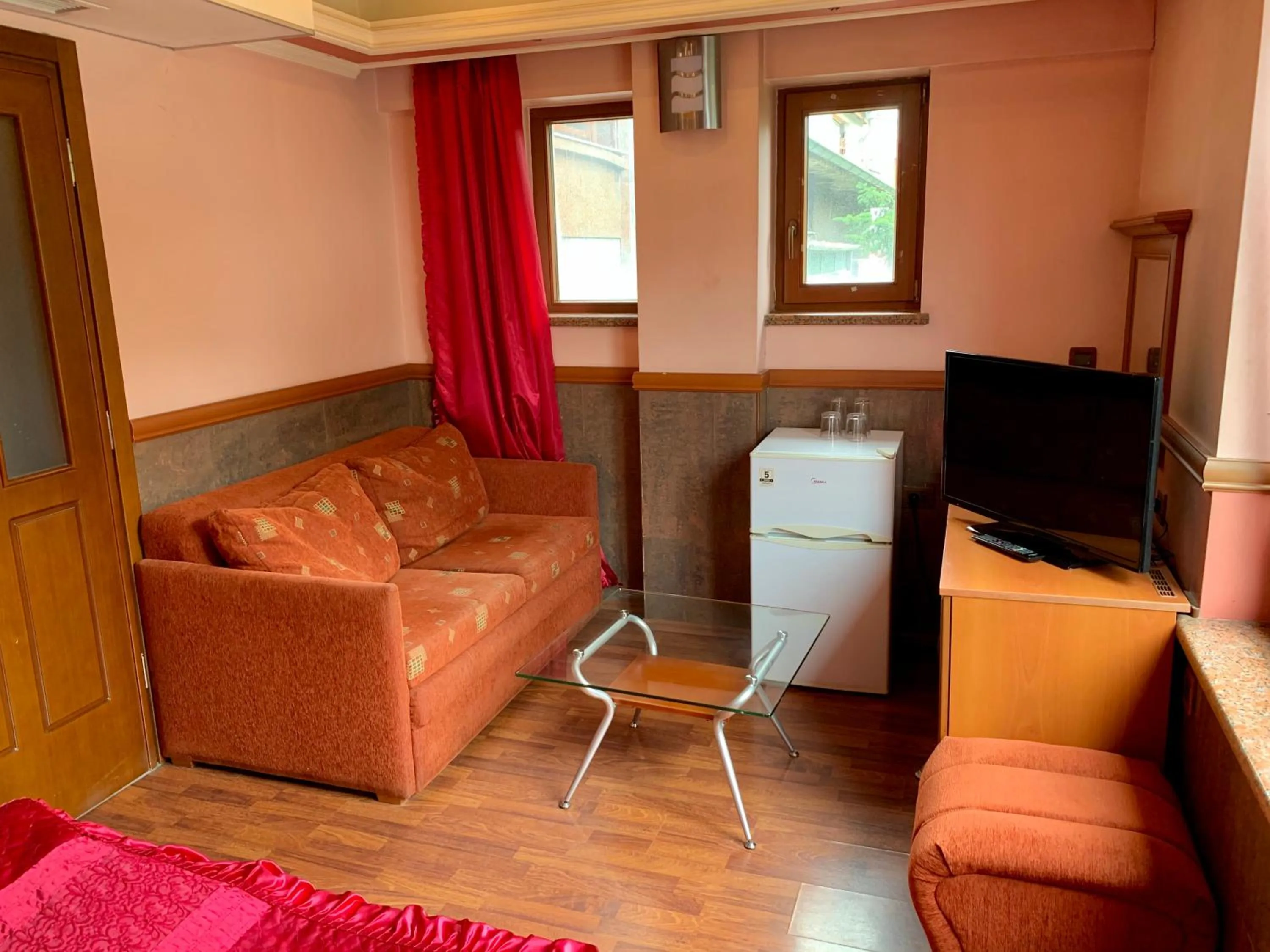 TV and multimedia in California Hotel