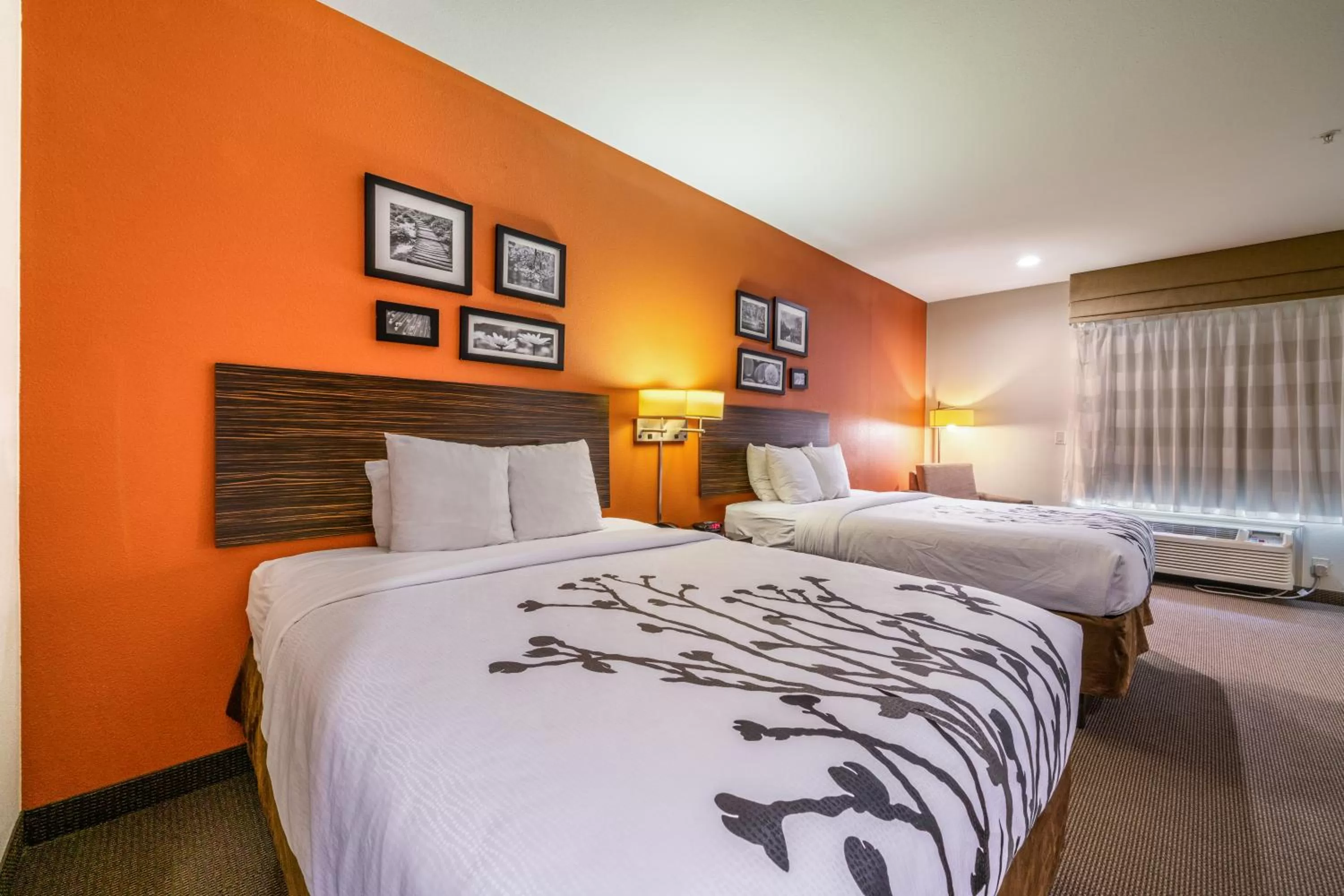 Bed in Restwell Inn & Suites I-45 North