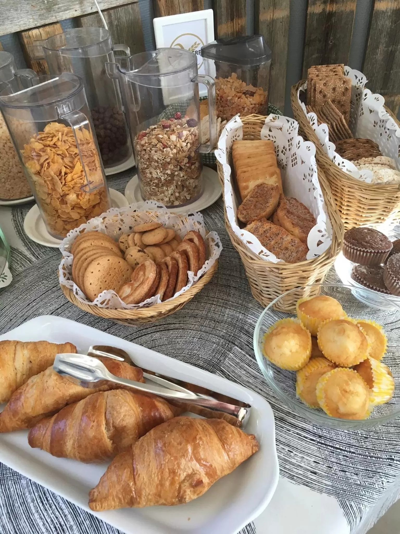 Buffet breakfast in Hotel Yöpuu