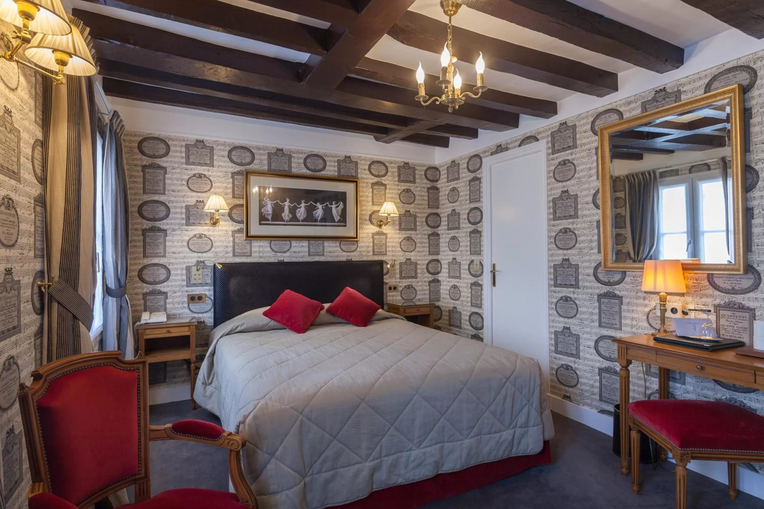 Photo of the whole room, Bed in Grand Hôtel de L'Univers Saint-Germain