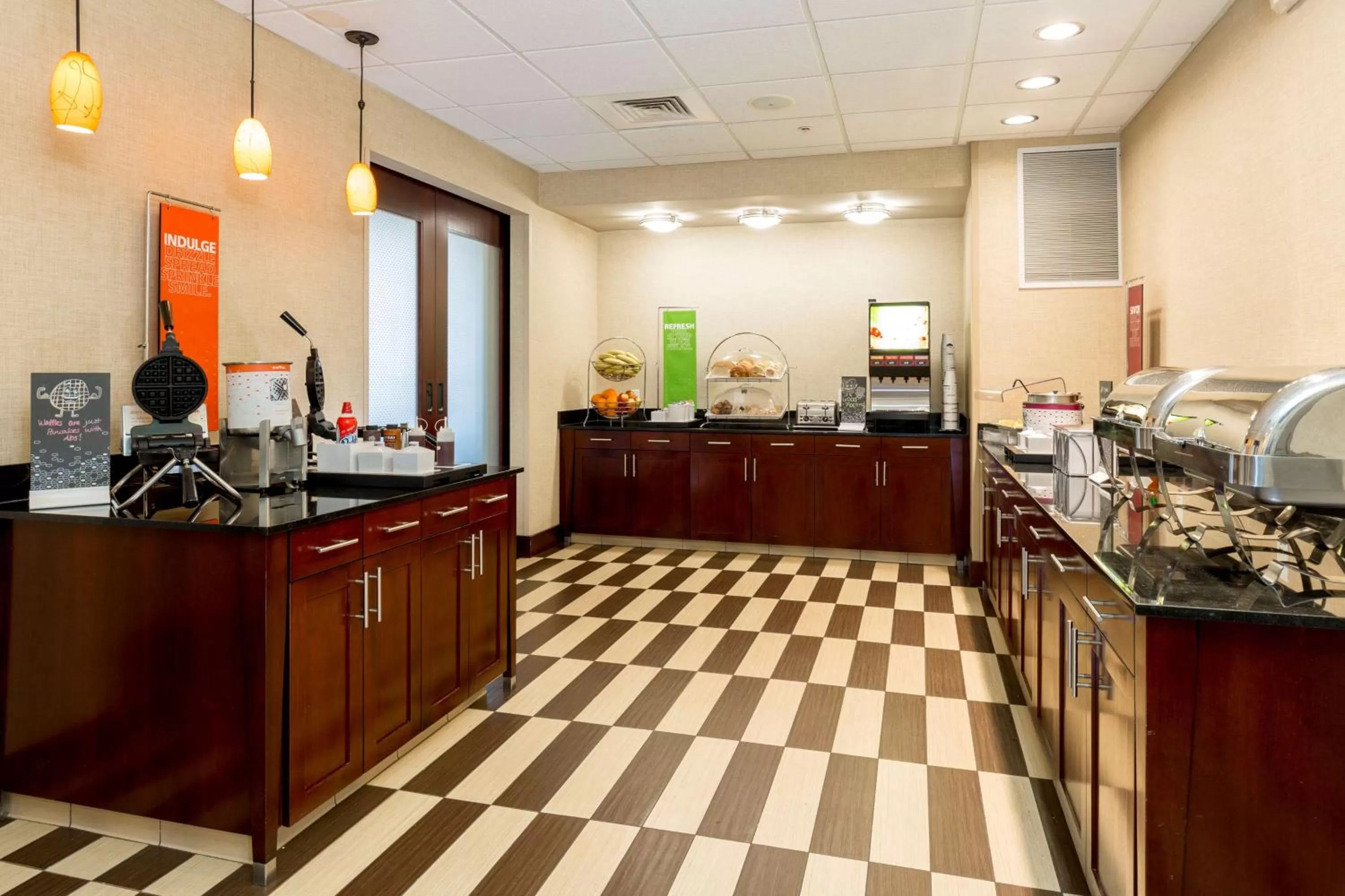 Dining area in Hampton Inn Santa Barbara/Goleta