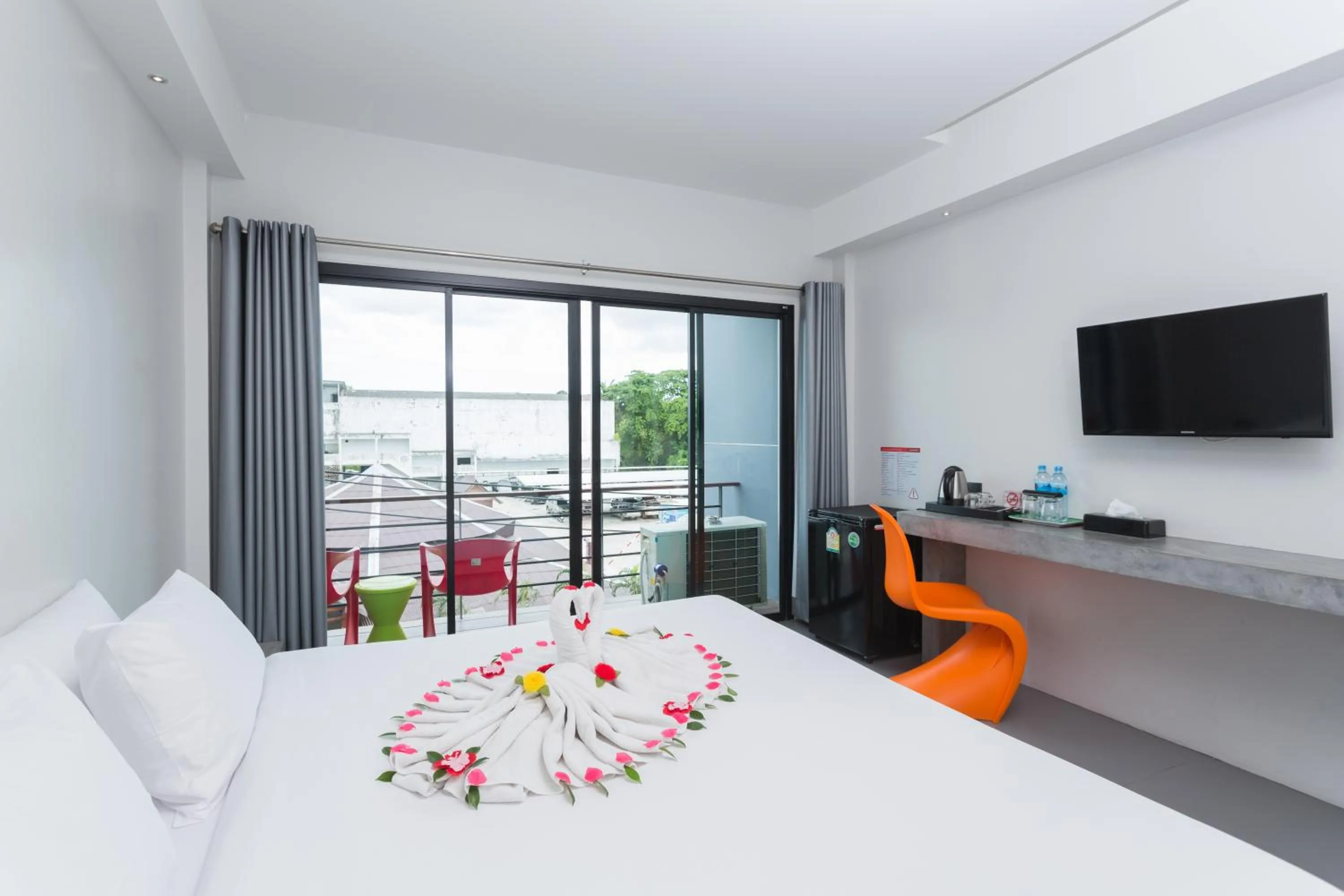 Day, Bed in Riverside Hotel