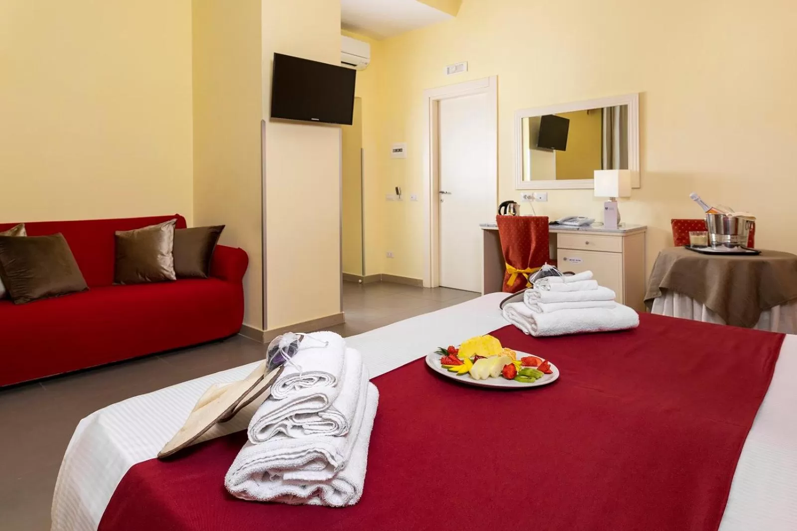 Photo of the whole room, Bed in Capodichino International Hotel