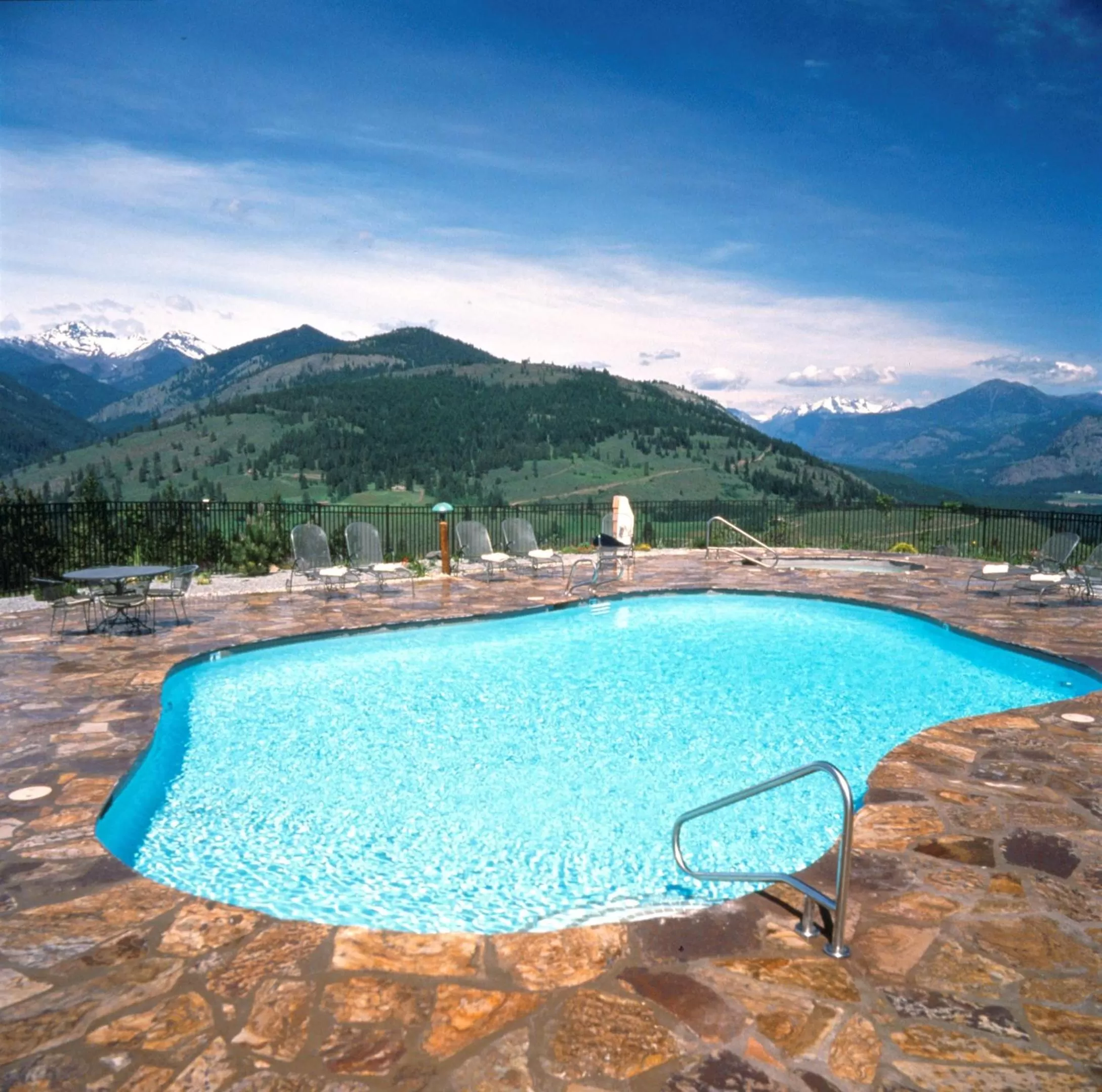 Swimming pool in Sun Mountain Lodge