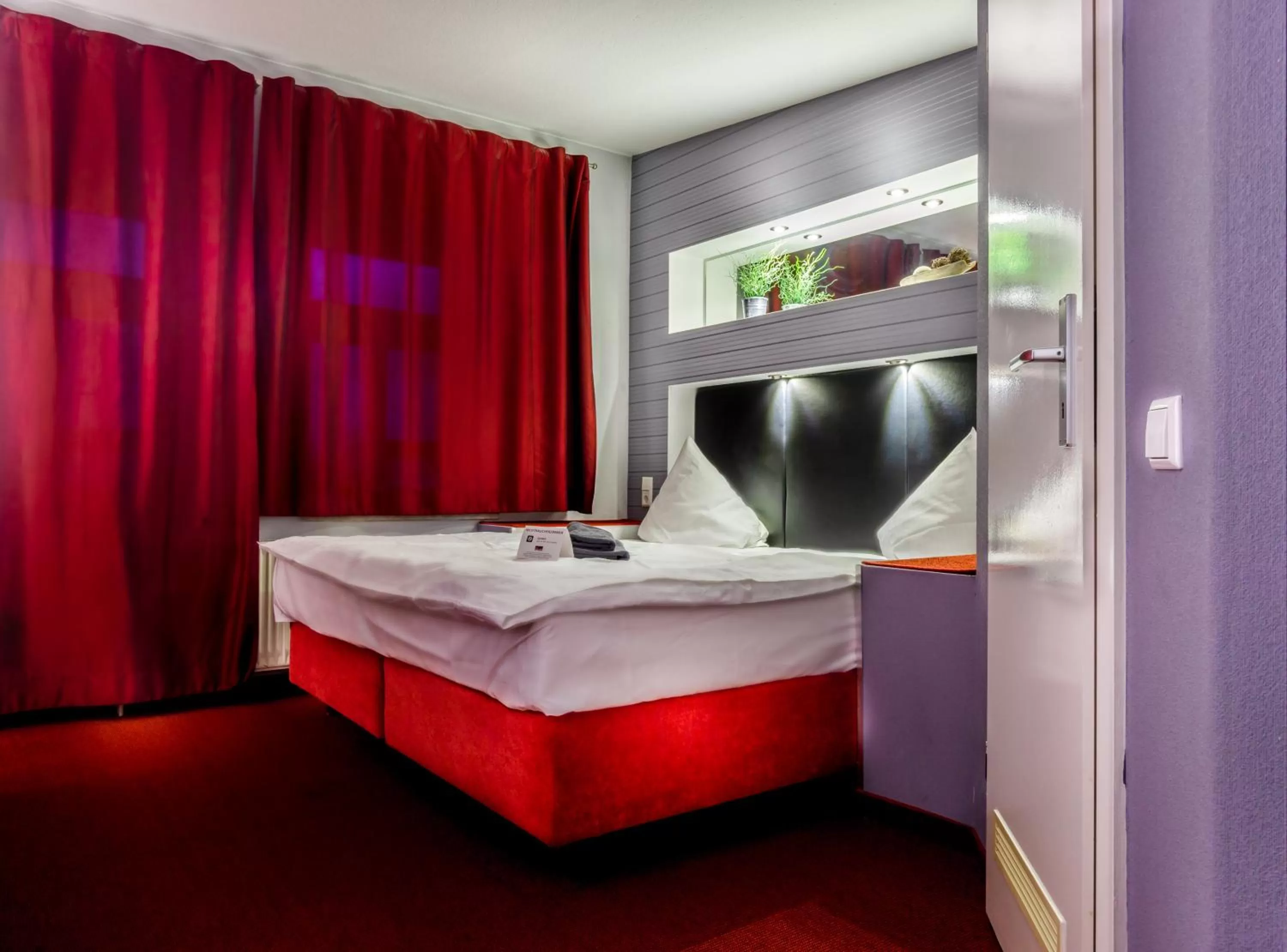 Photo of the whole room, Bed in SL'otel - Das StadtHotel - voll Klimatisiert