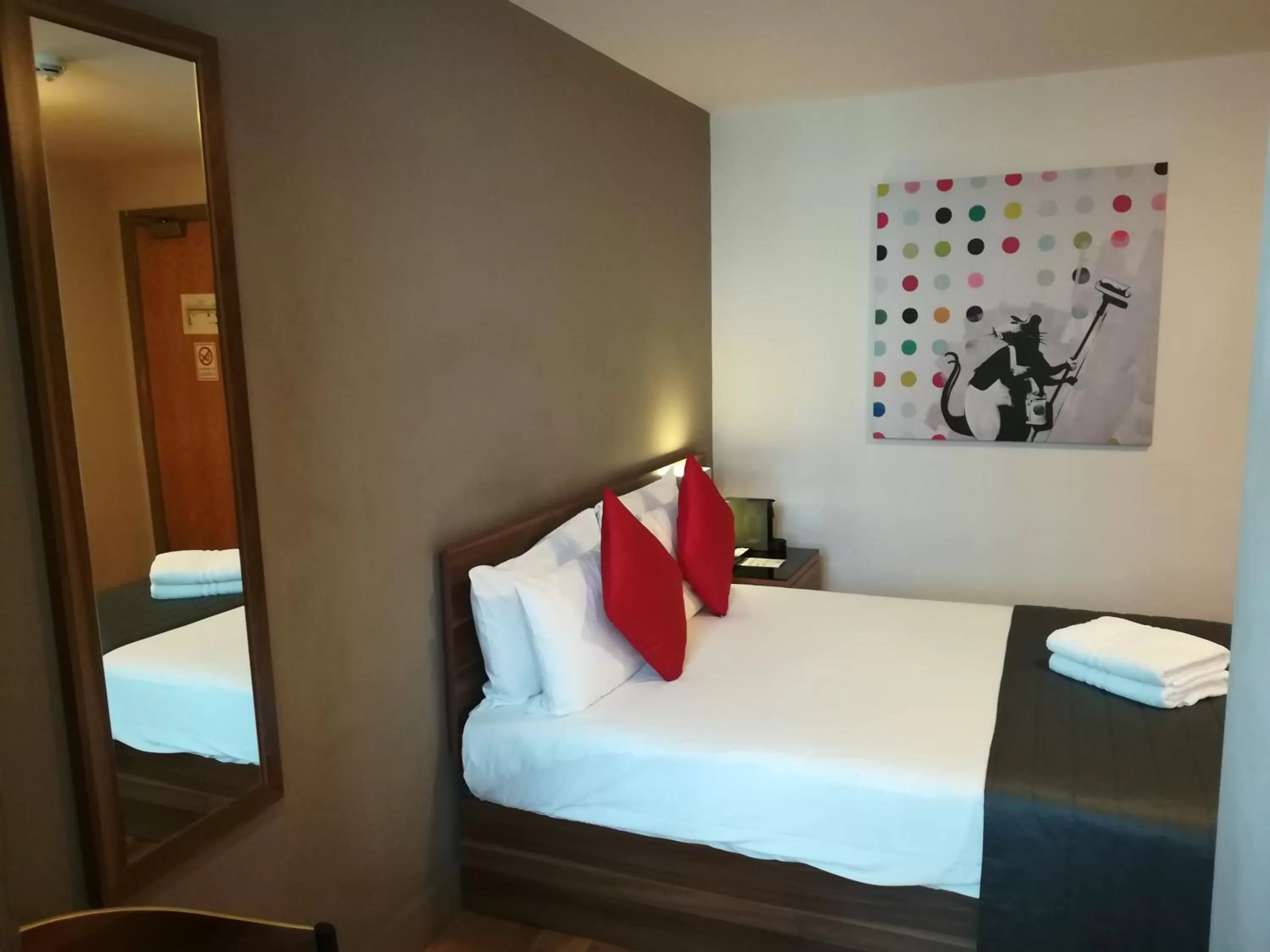 Bed in Britannia Study Hotel