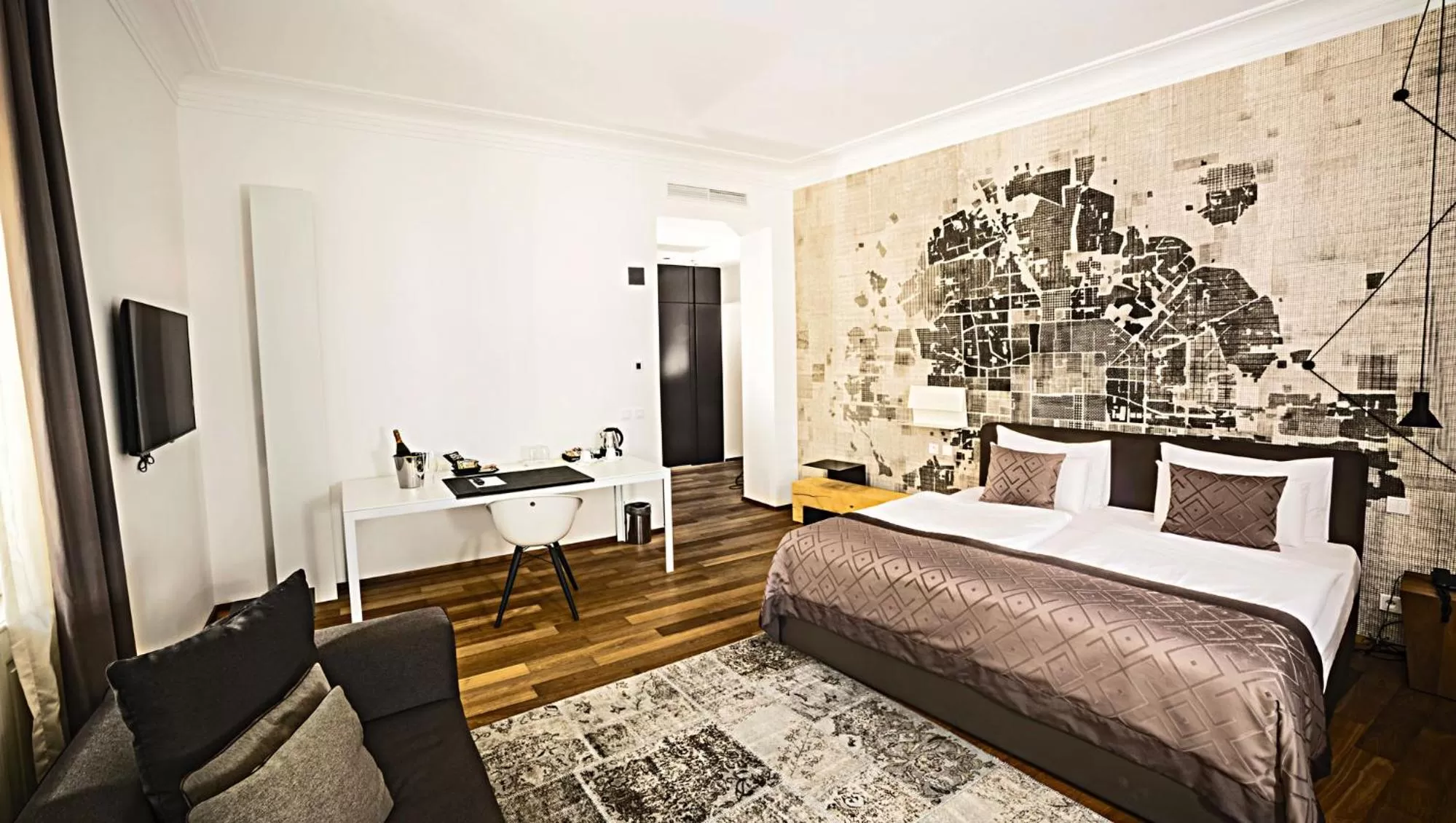 Bedroom, Bed in Hotel Golden Crown