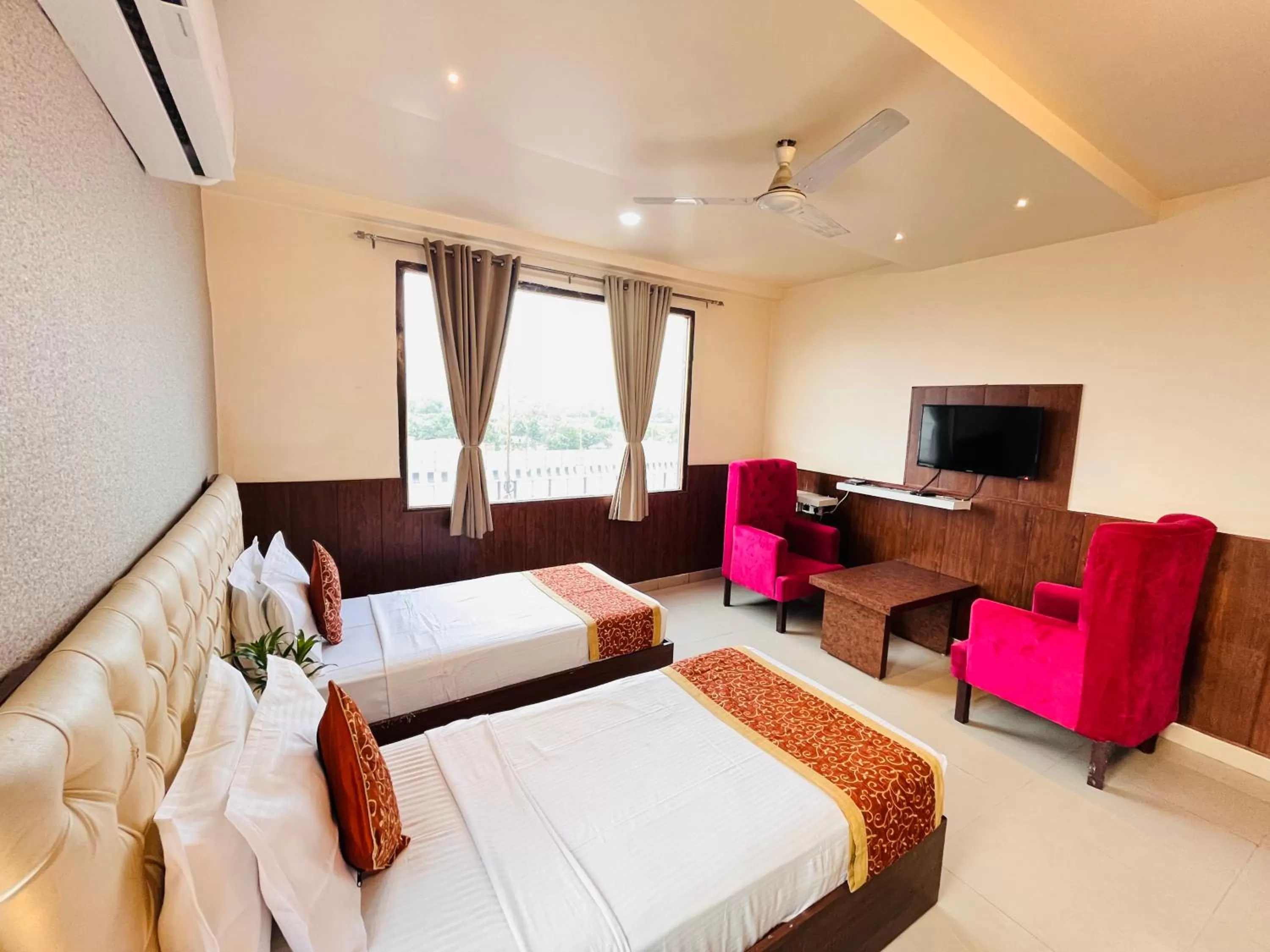 Bed in Hotel The Leaf - Gomti Nagar Lucknow