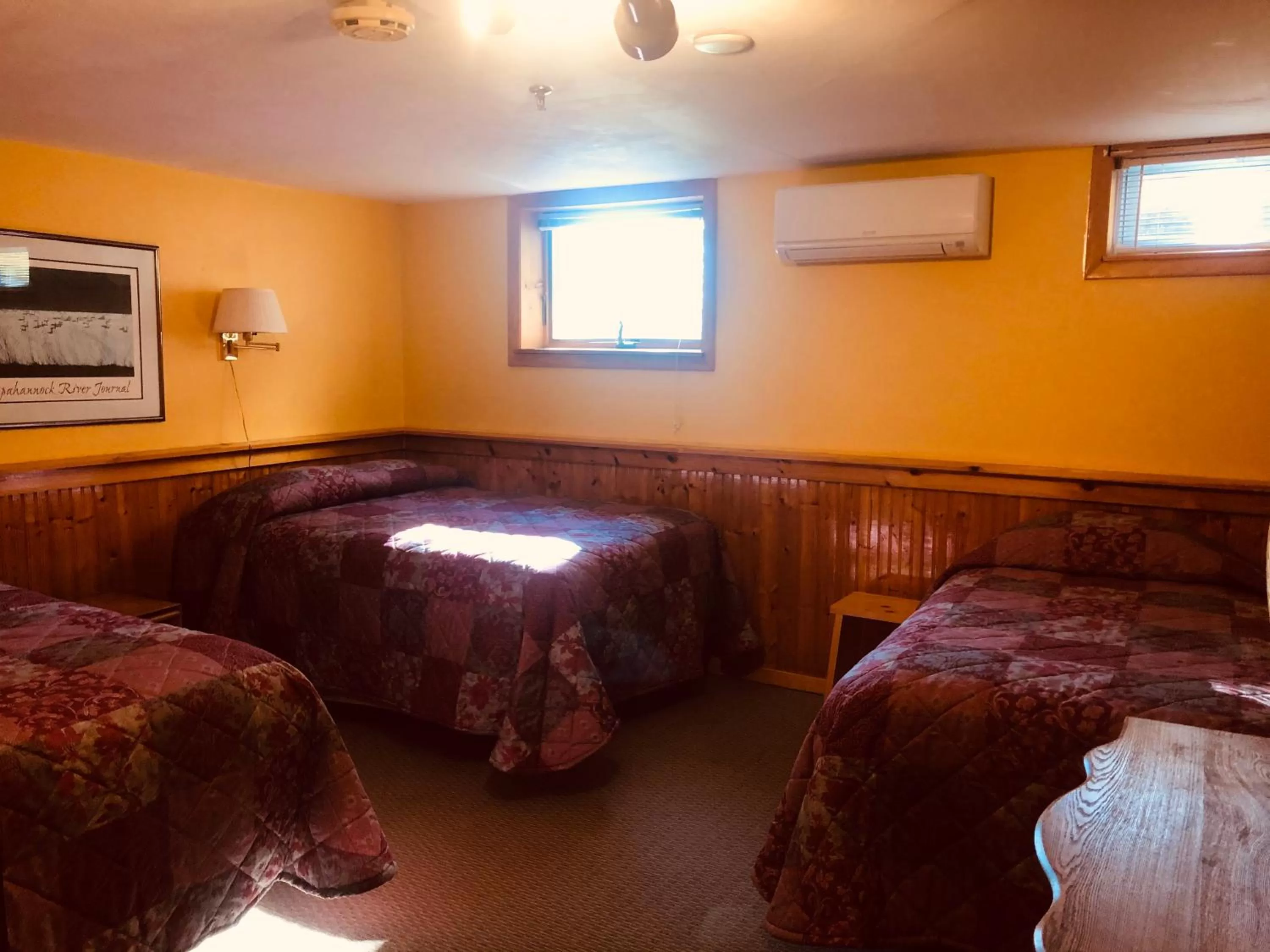 Photo of the whole room, Bed in Gray Ghost Inn