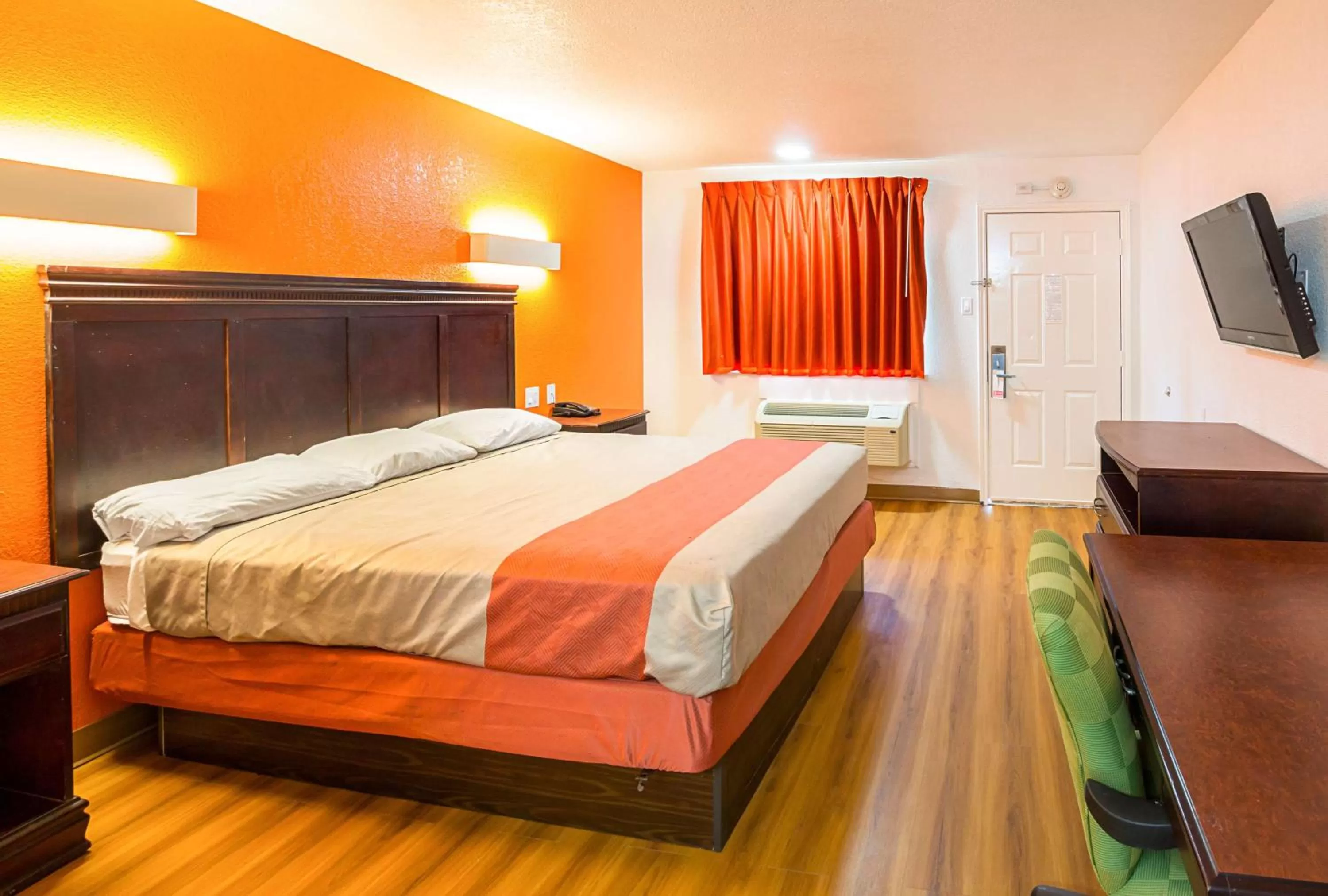 TV and multimedia, Bed in Motel 6-Red Oak, TX - Dallas