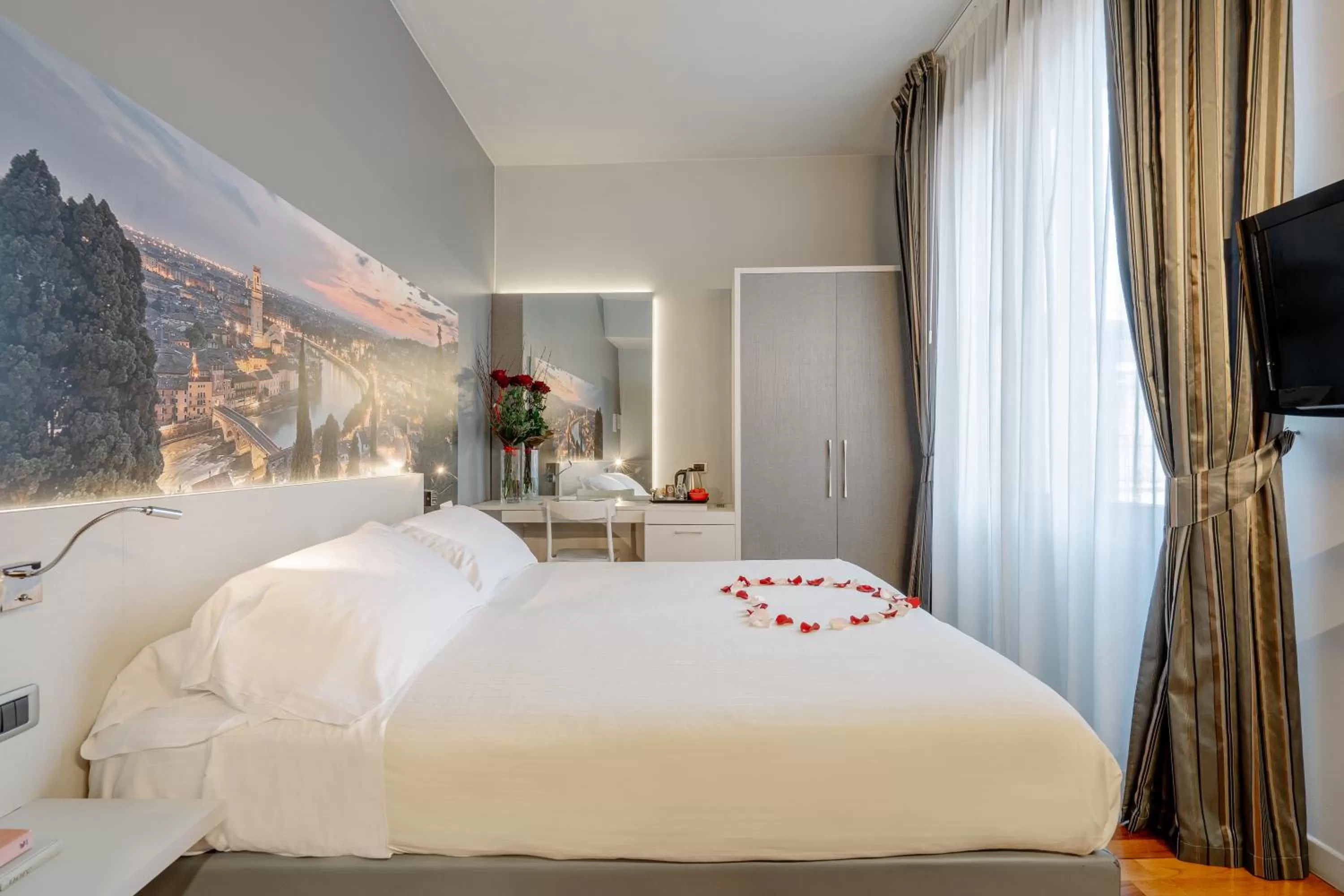 Photo of the whole room, Bed in Hotel Giulietta e Romeo ***S