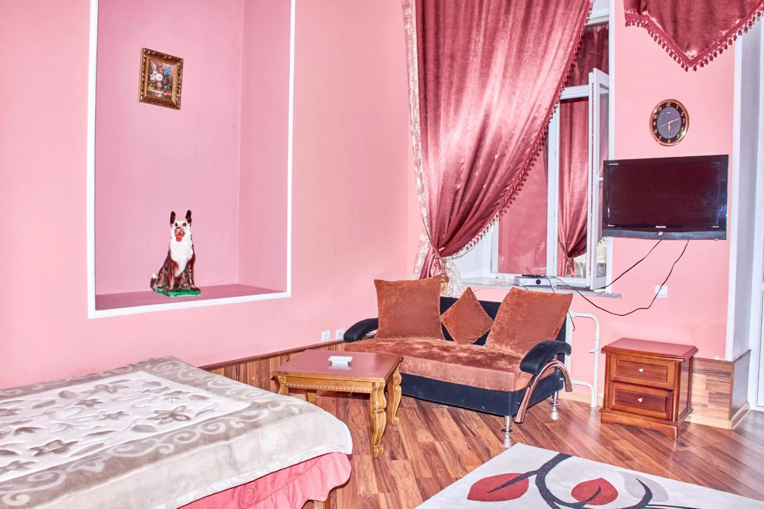 TV/Entertainment Center in Hotel Art-Seg