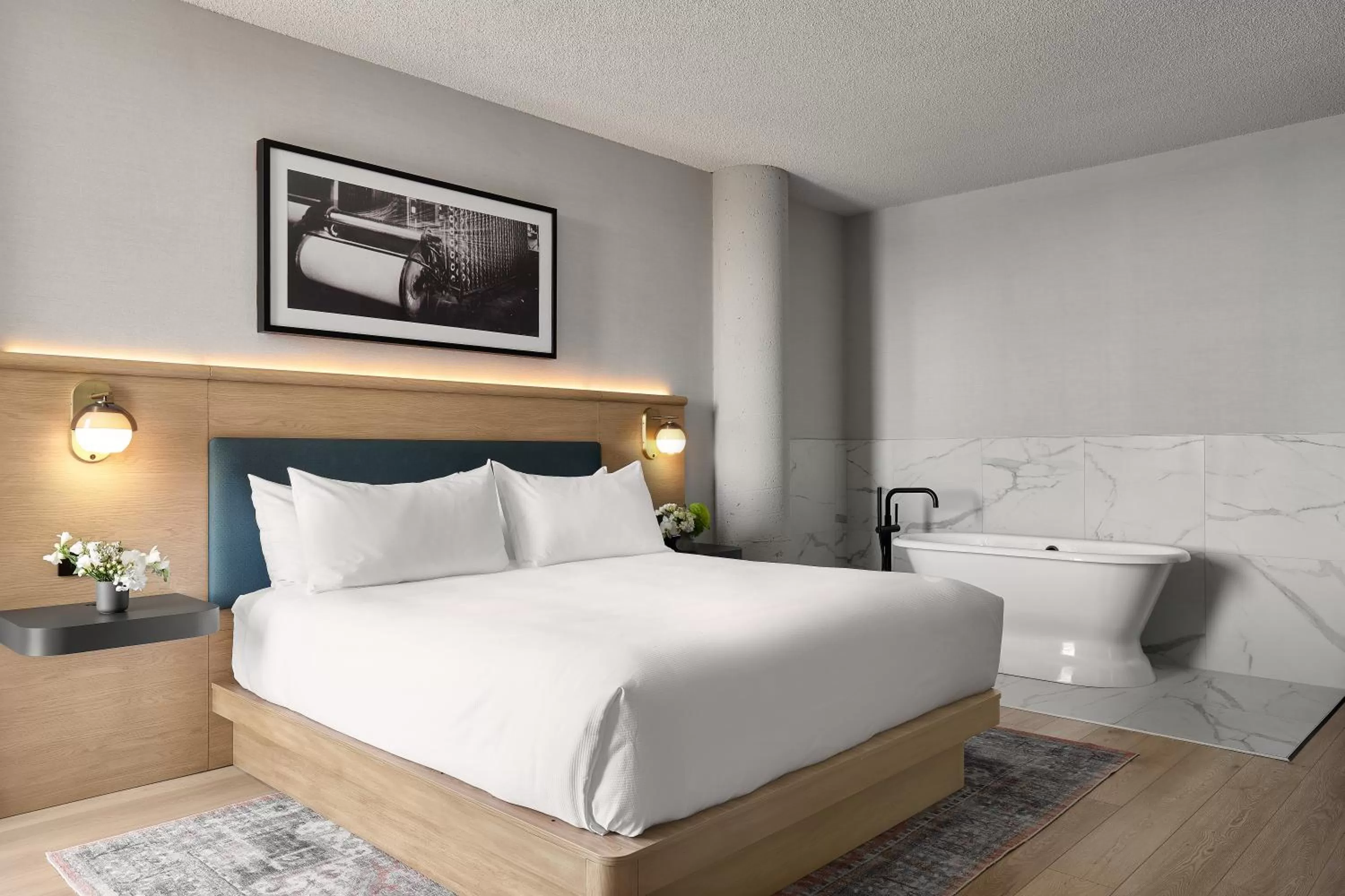 Photo of the whole room, Bed in Hôtel MOCO Valleyfield